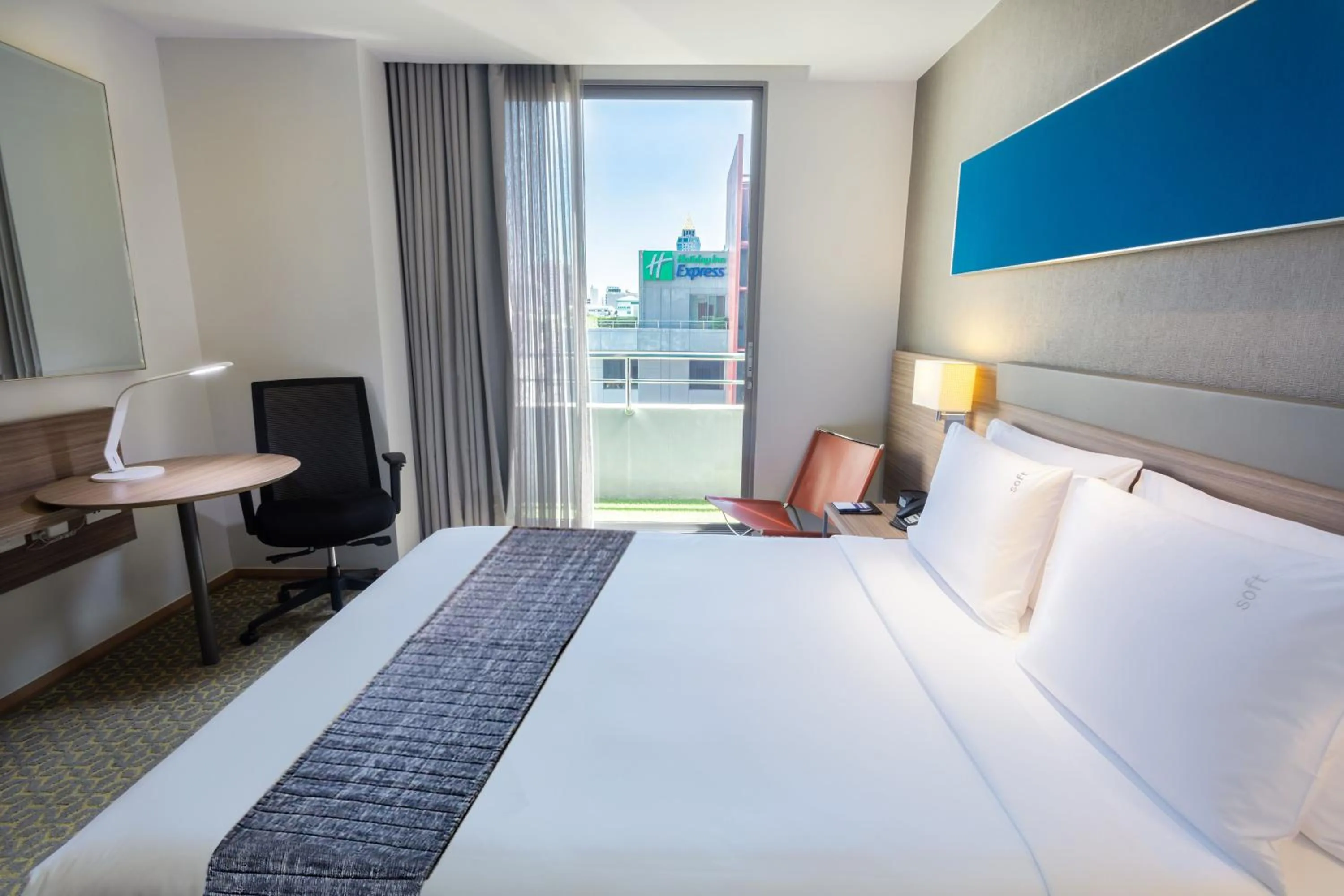 Photo of the whole room, Bed in Holiday Inn Express Bangkok Sathorn by IHG