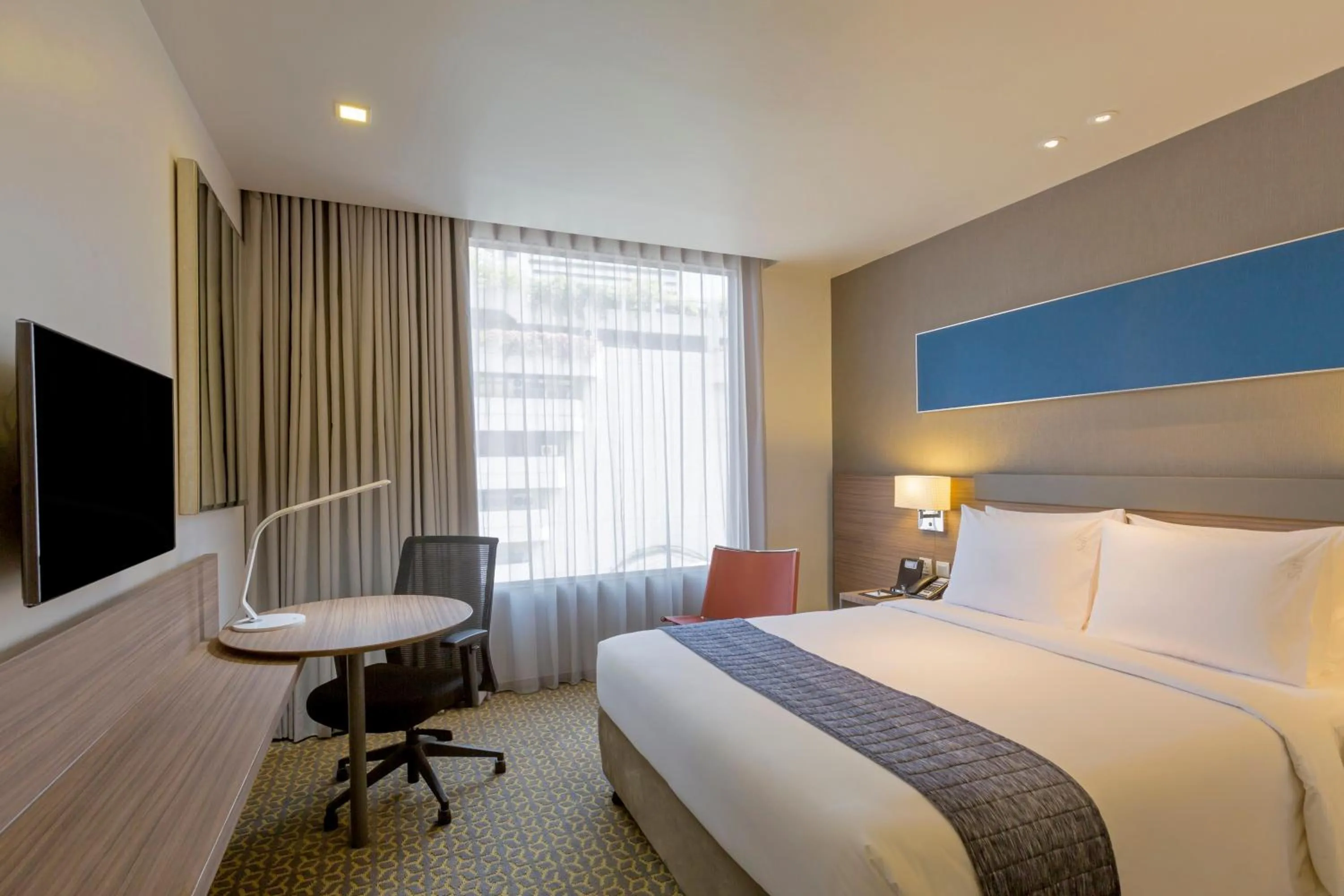 Photo of the whole room, Bed in Holiday Inn Express Bangkok Sathorn by IHG