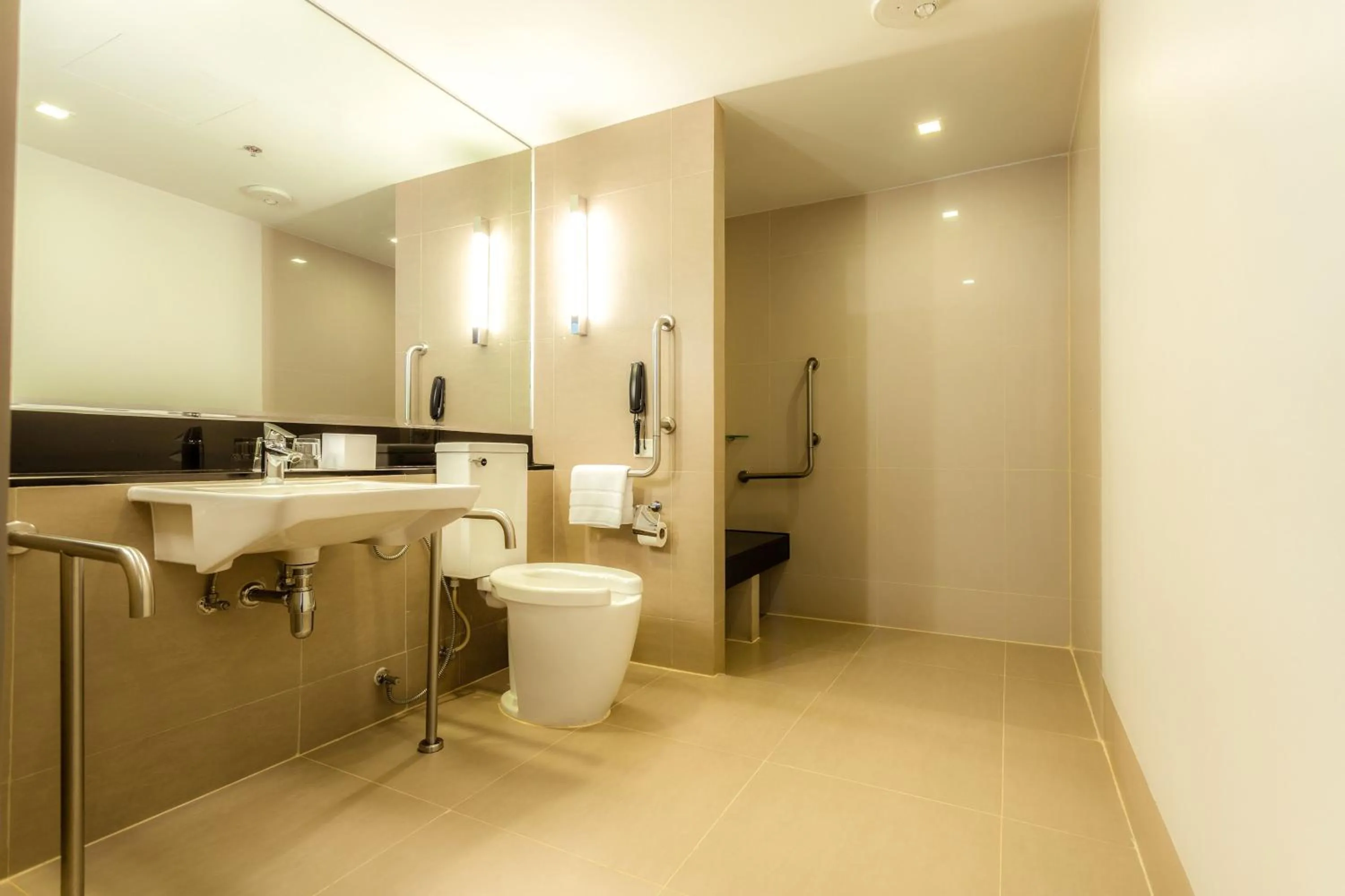 Photo of the whole room in Holiday Inn Express Bangkok Sathorn by IHG