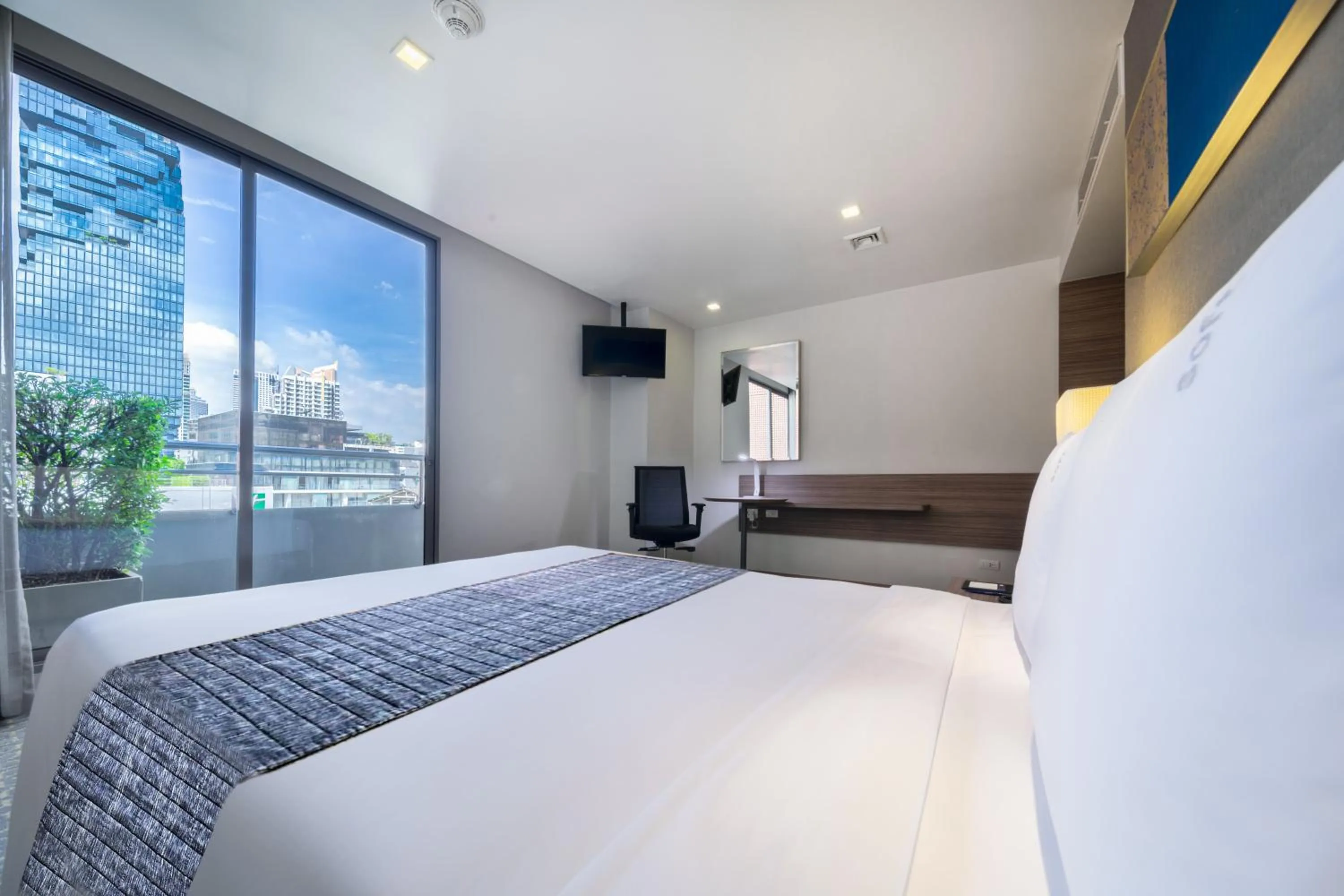 Balcony/Terrace, Bed in Holiday Inn Express Bangkok Sathorn by IHG