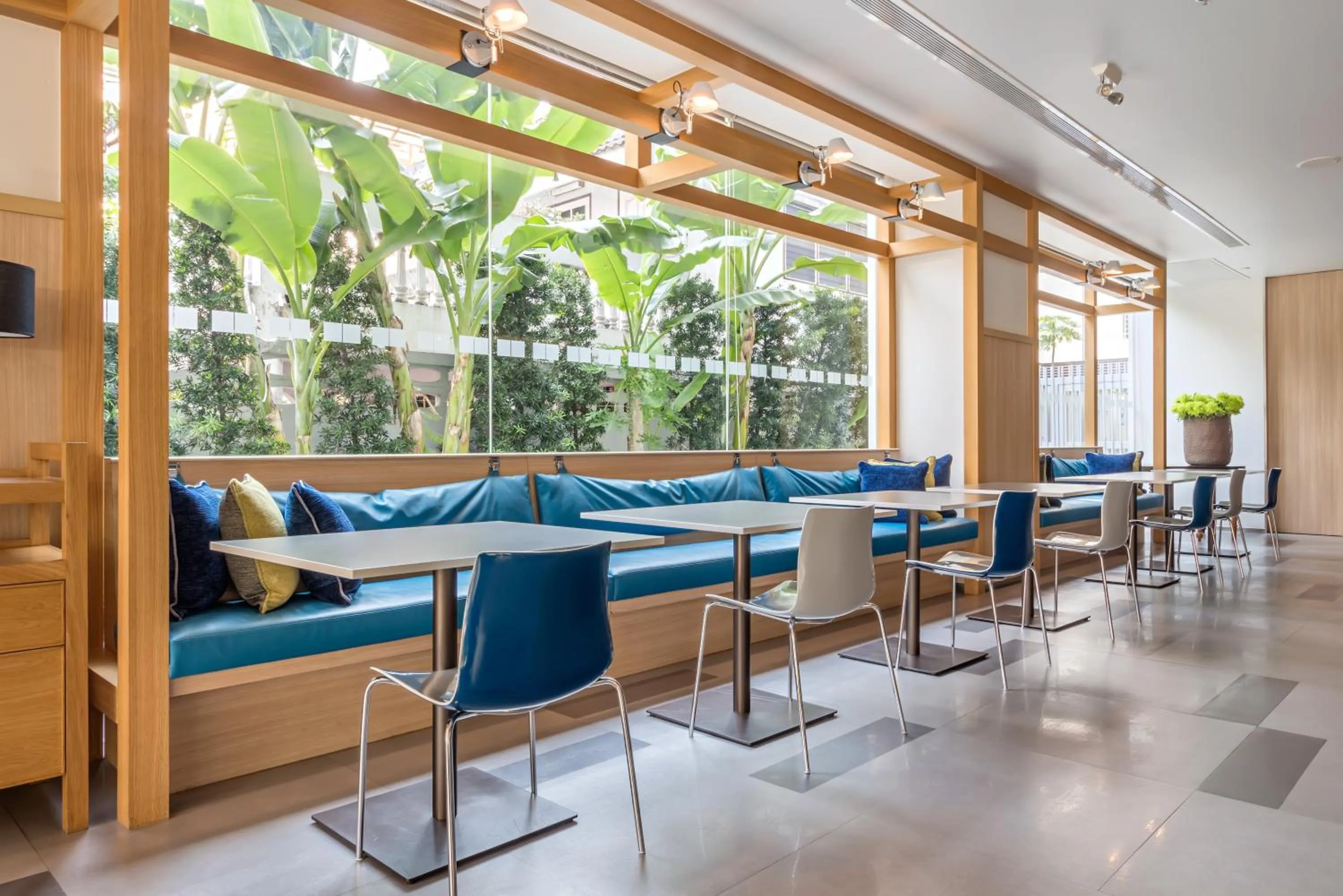 Restaurant/places to eat in Holiday Inn Express Bangkok Sathorn by IHG