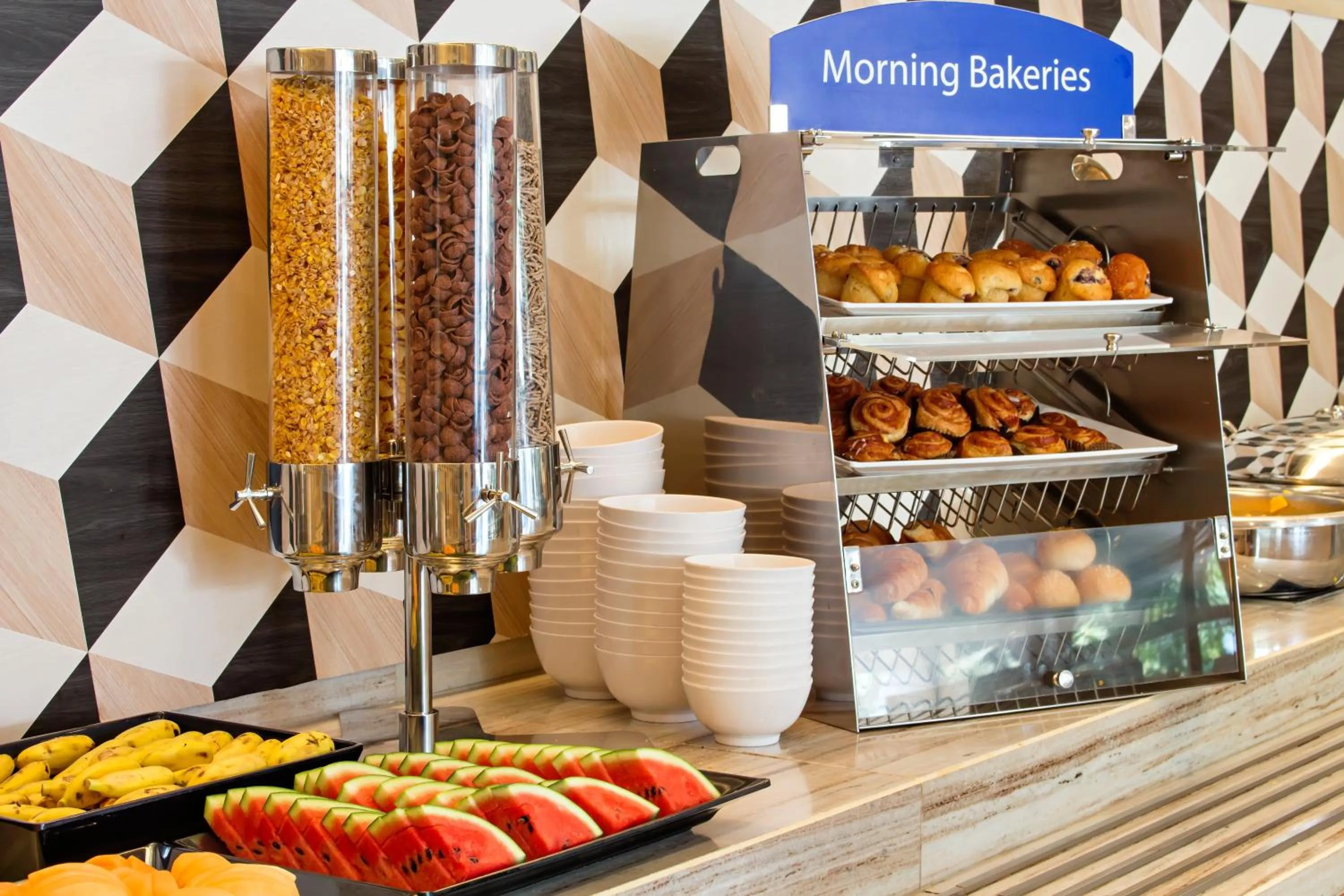 Restaurant/places to eat in Holiday Inn Express Bangkok Sathorn by IHG