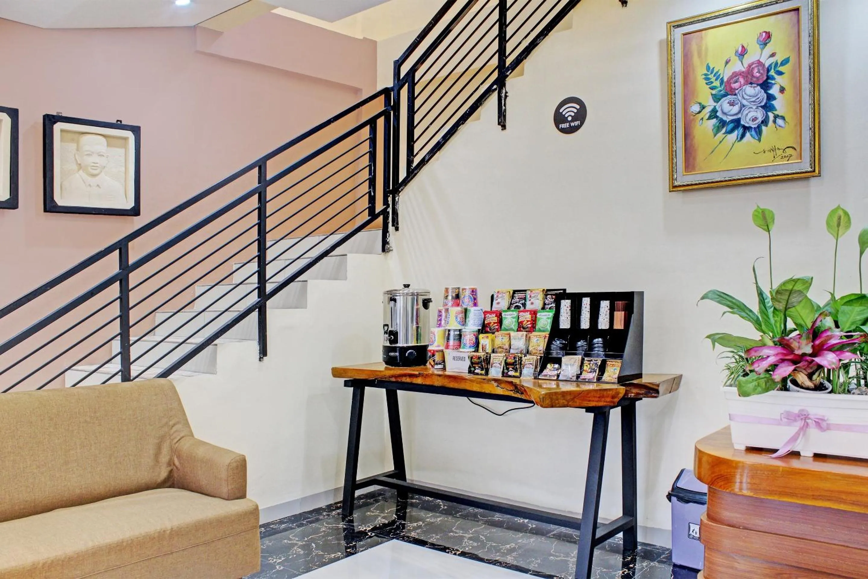 Lobby or reception in Capital O 92583 Raja Soeta Hostel Syariah