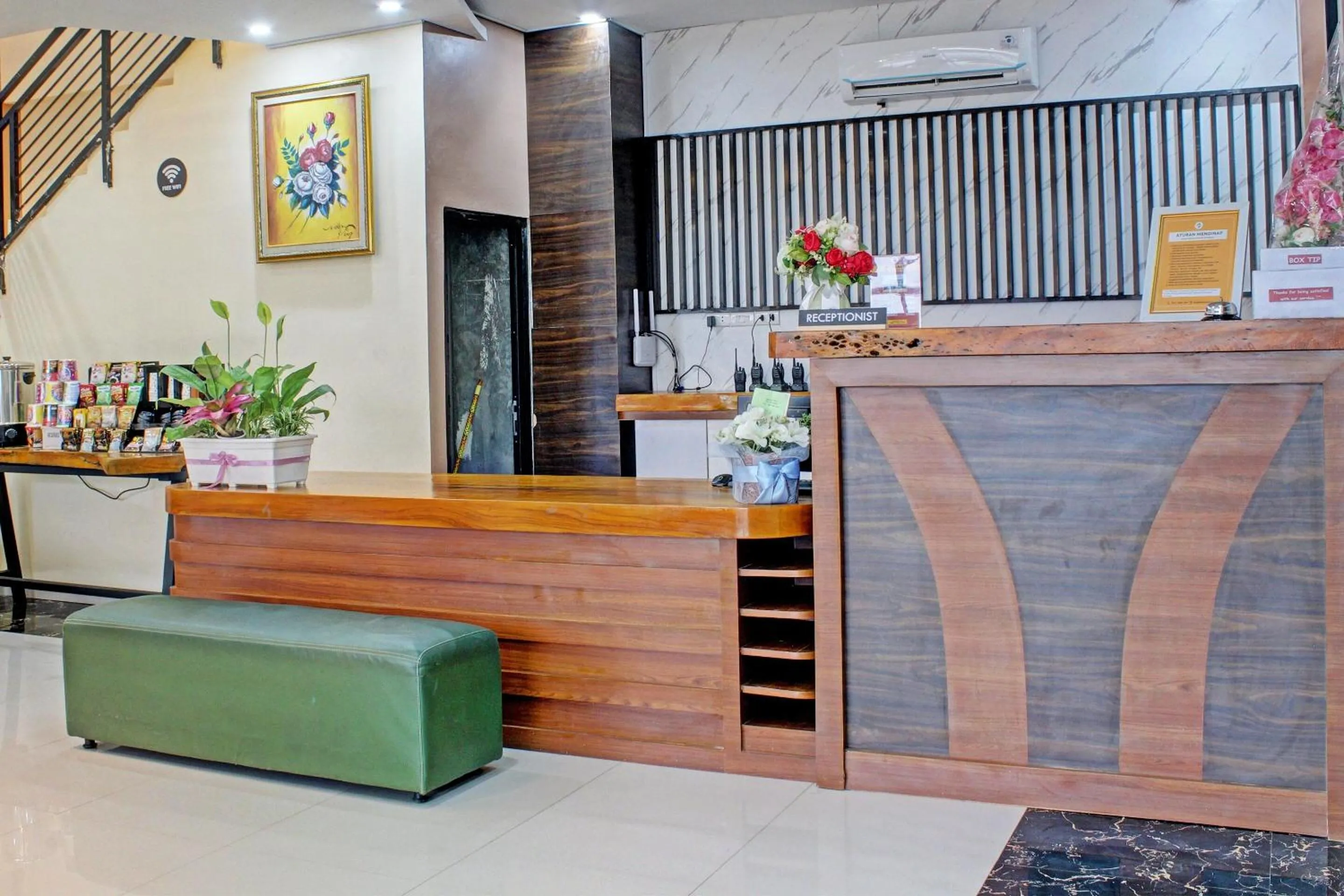 Lobby or reception in Capital O 92583 Raja Soeta Hostel Syariah