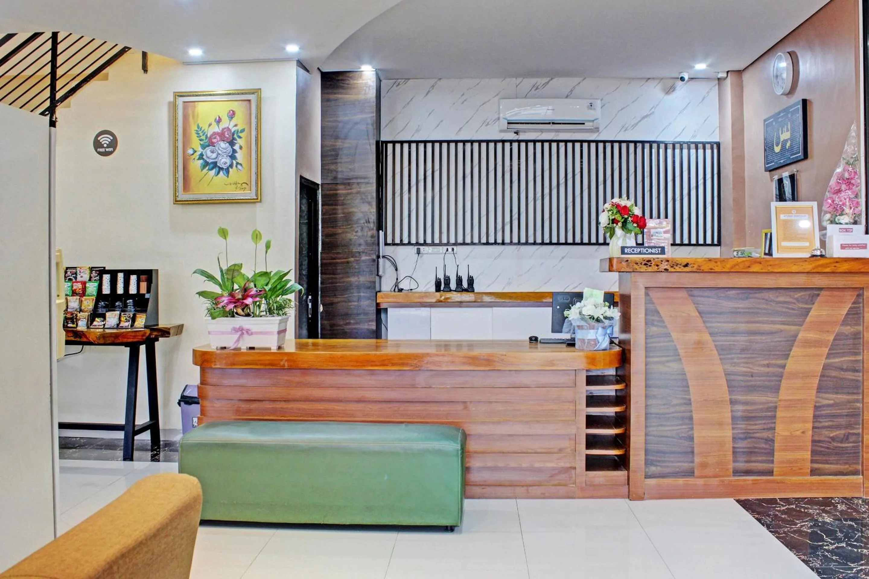 Lobby or reception in Capital O 92583 Raja Soeta Hostel Syariah