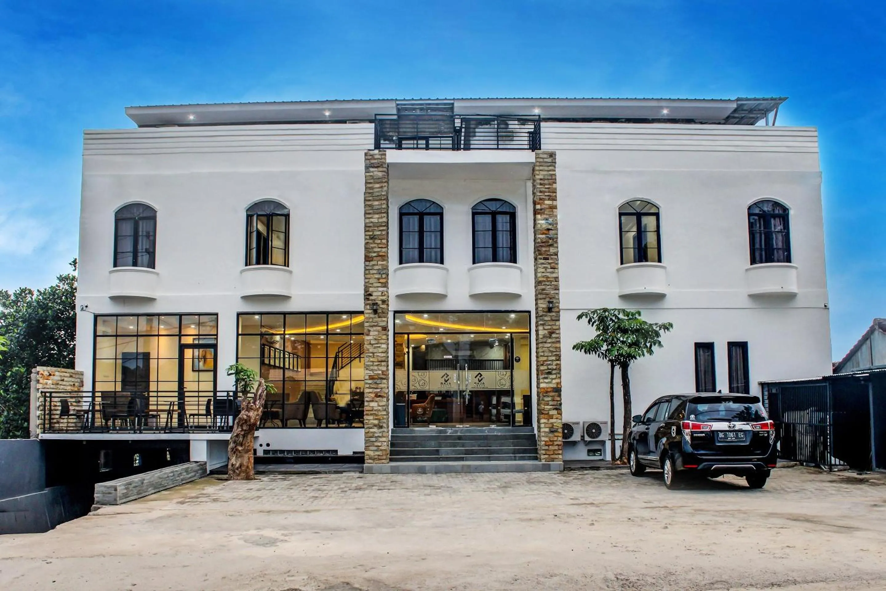 Facade/entrance in Capital O 92583 Raja Soeta Hostel Syariah