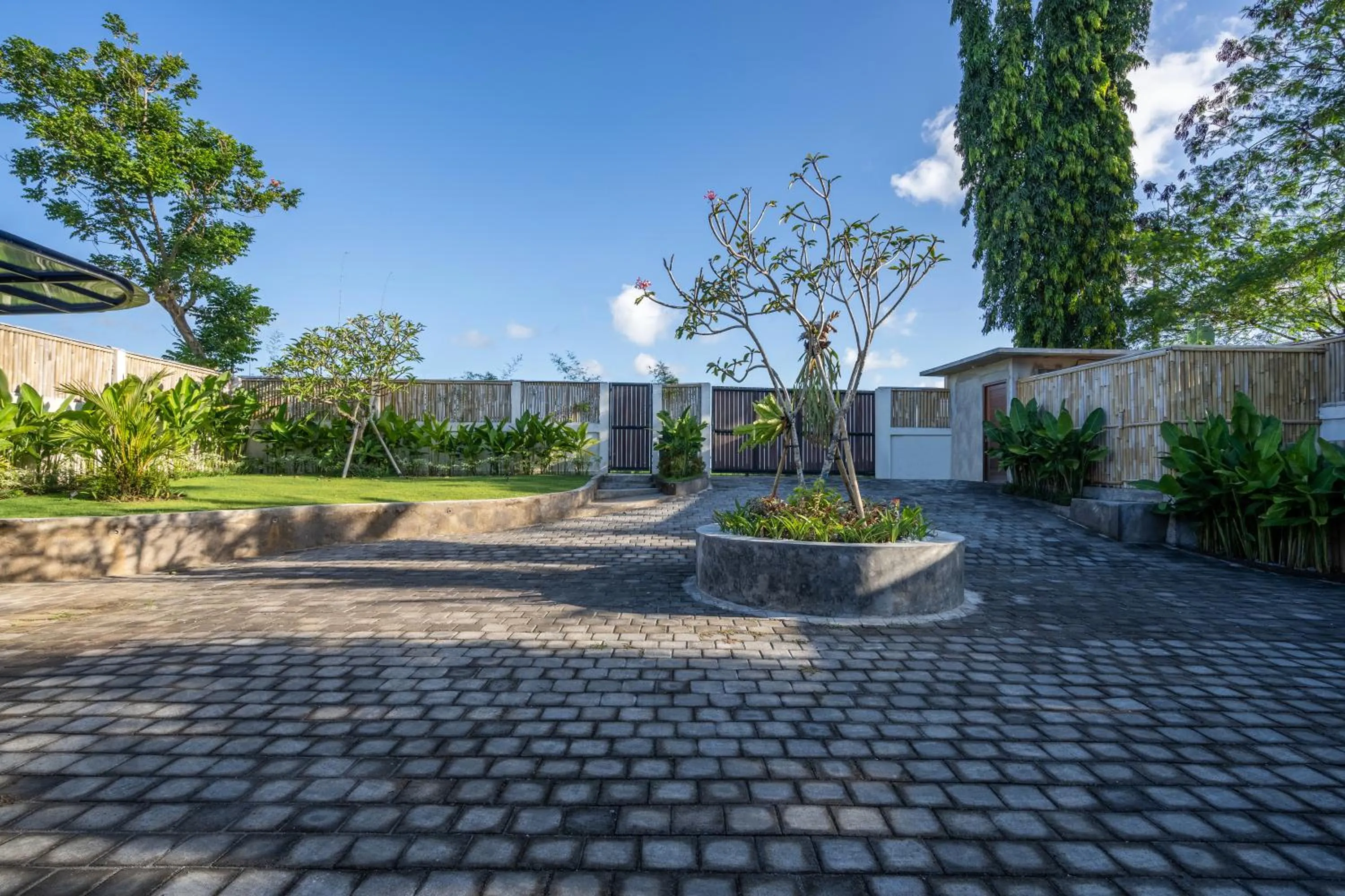 Facade/entrance in Beefy Dragon Villa by Betterplace