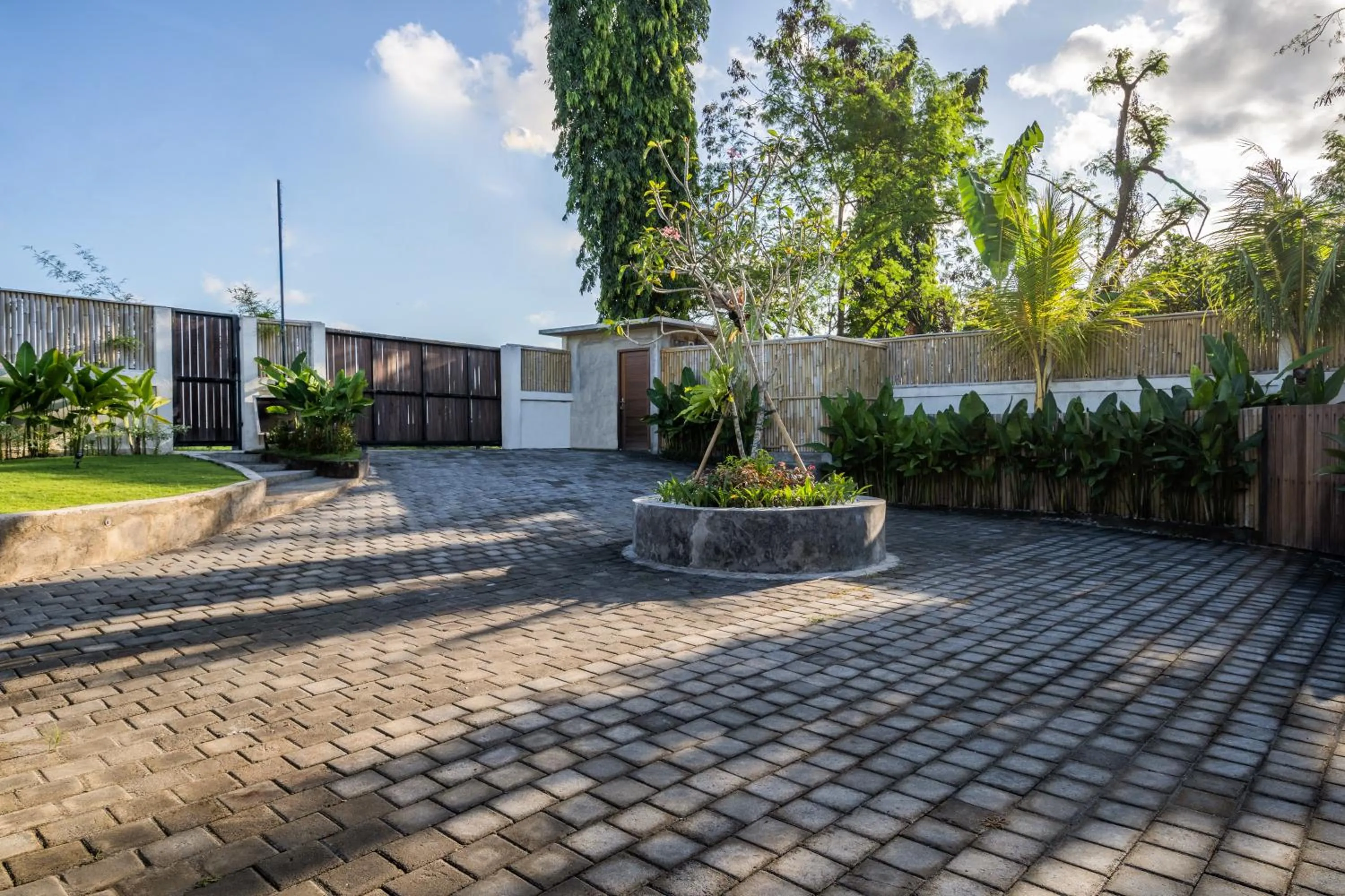 Facade/entrance in Beefy Dragon Villa by Betterplace