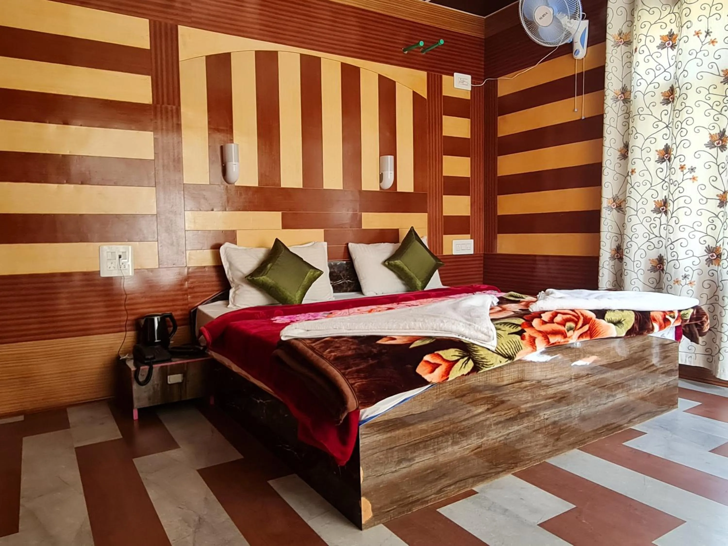 Bed in Hotel Intermountain Sonamarg