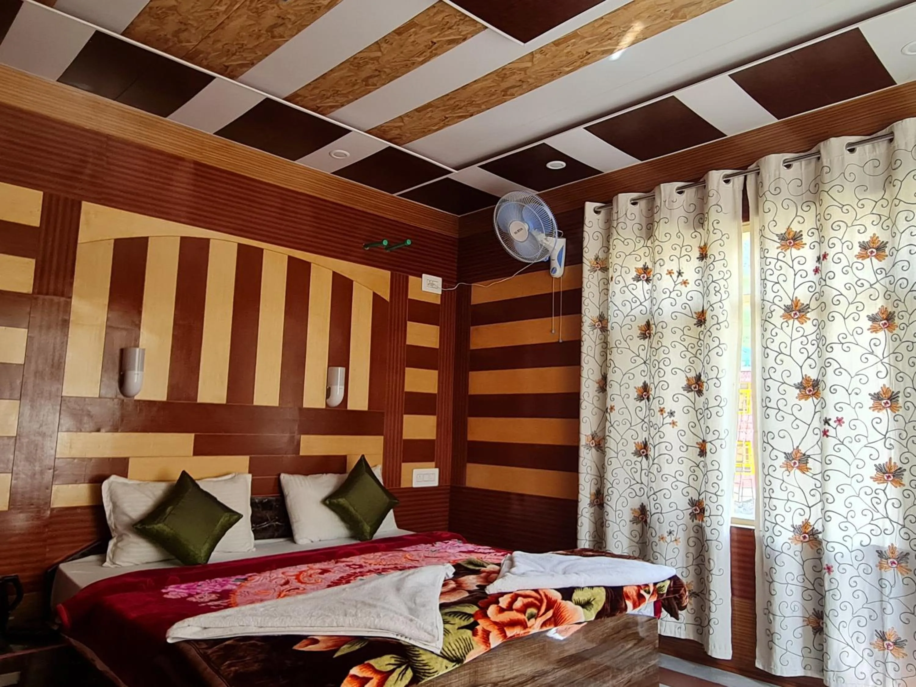 Bed in Hotel Intermountain Sonamarg