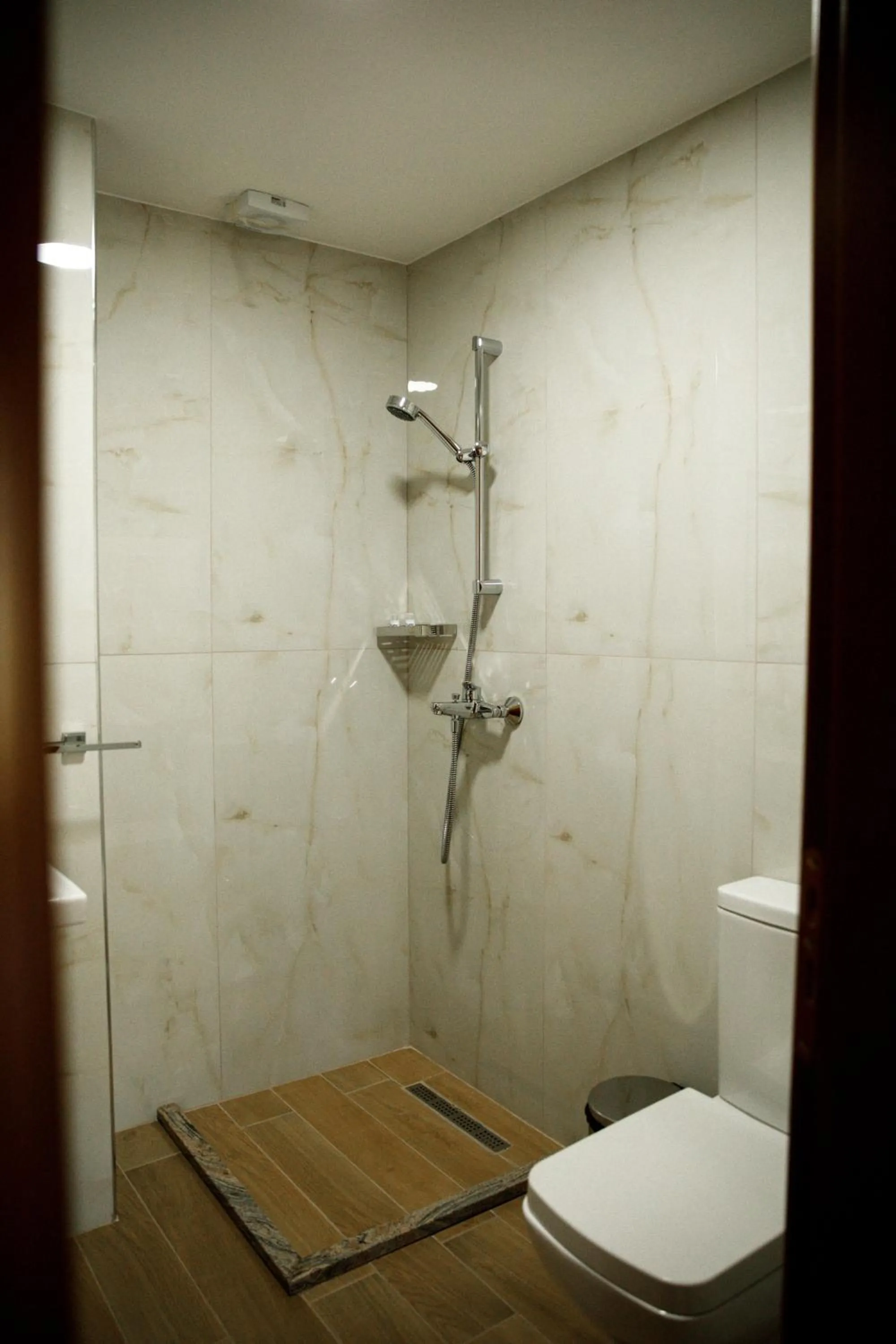 Shower in Hotel Sarajet 1821