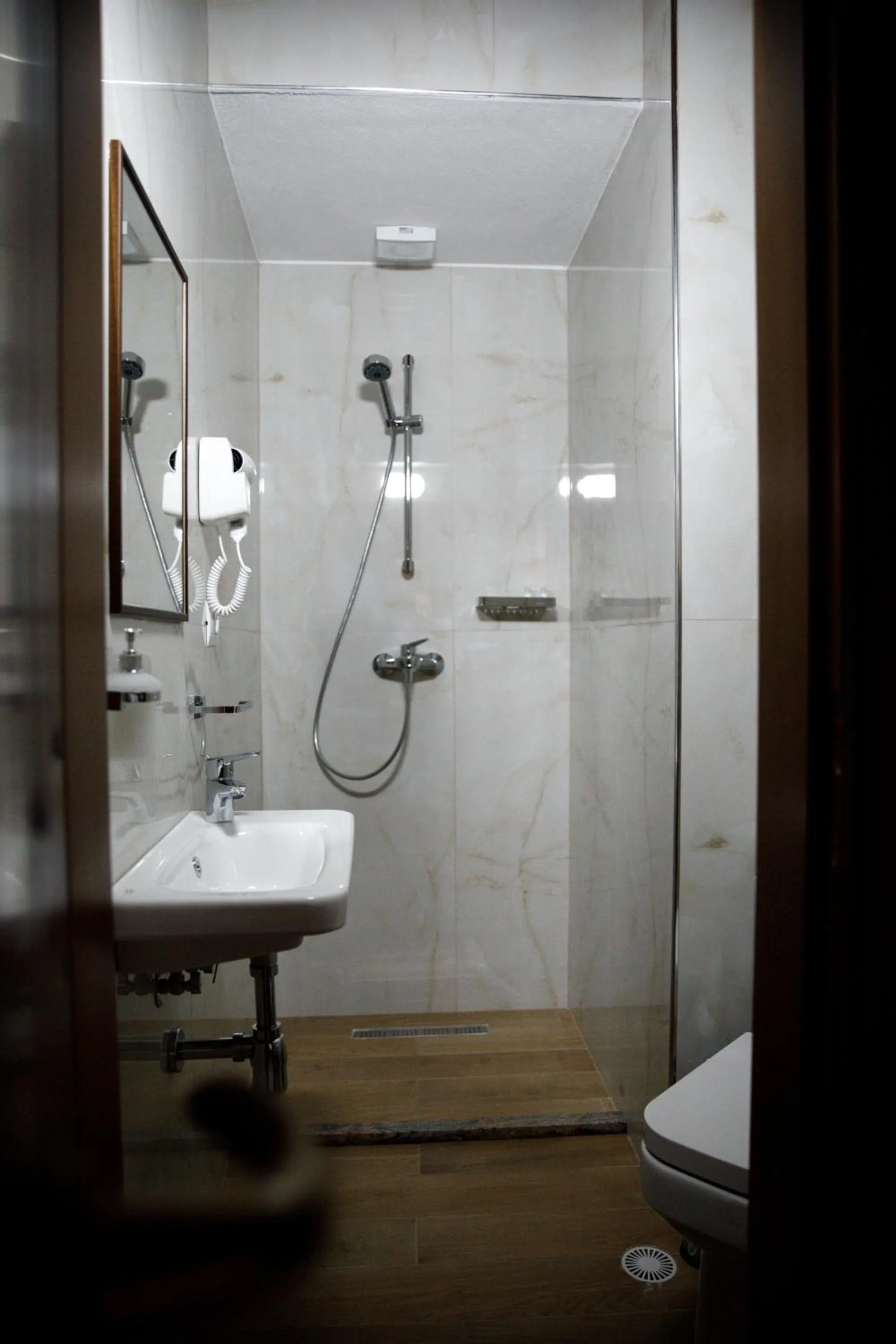 Shower in Hotel Sarajet 1821