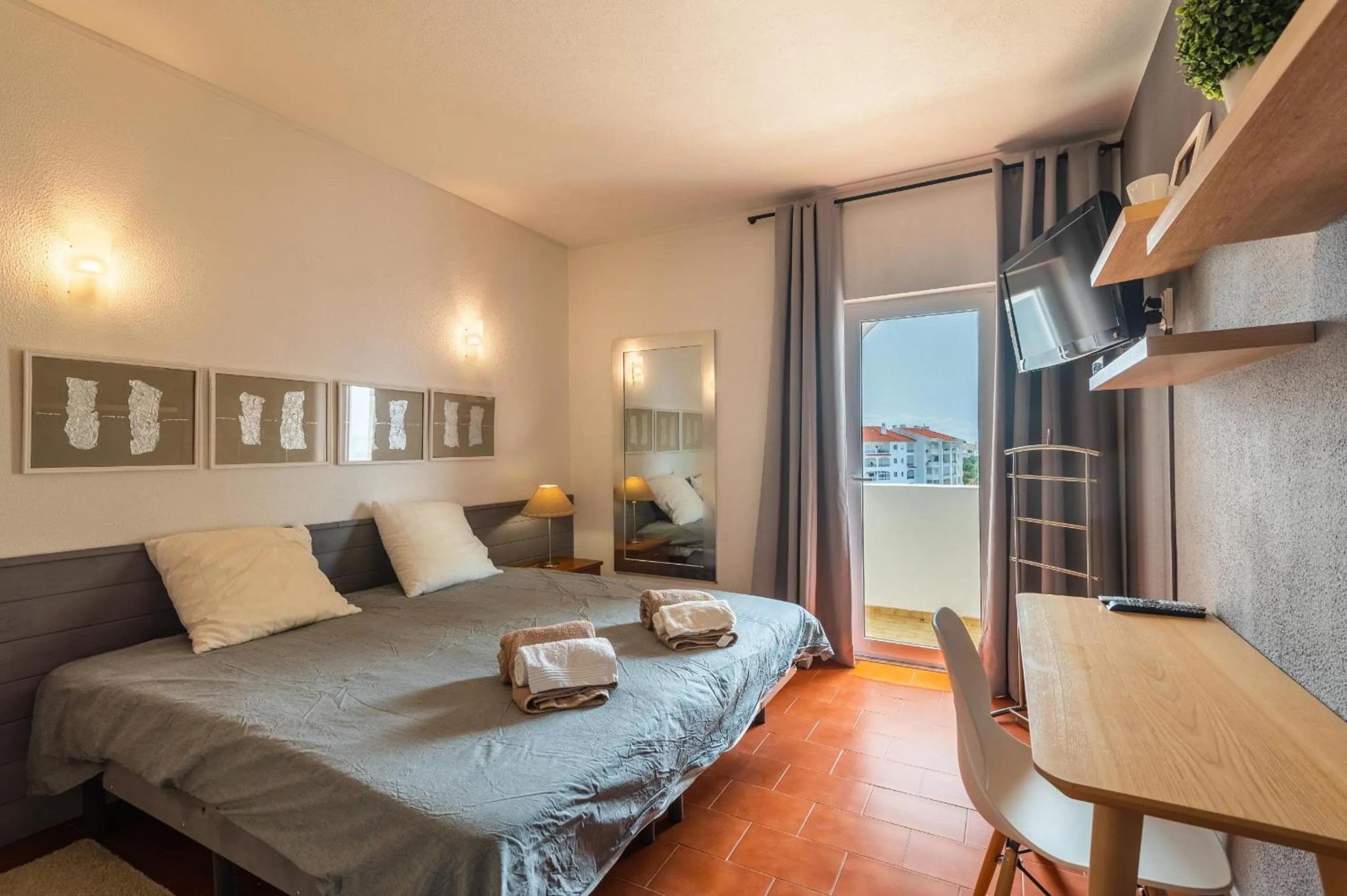 Sea View Central Town 2 Bedroom Apartment 5 min from the Beach