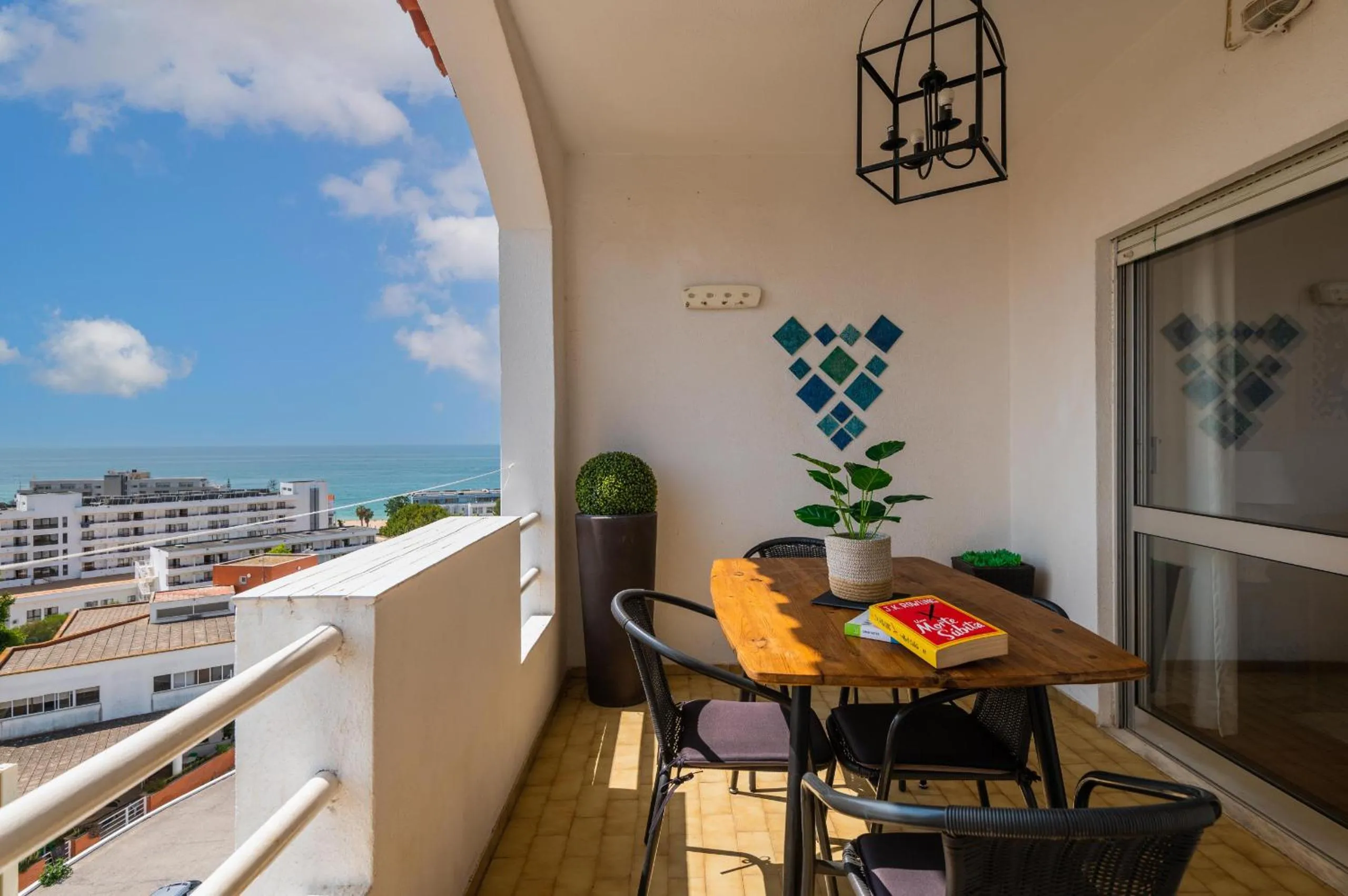 Sea View Central Town 2 Bedroom Apartment 5 min from the Beach