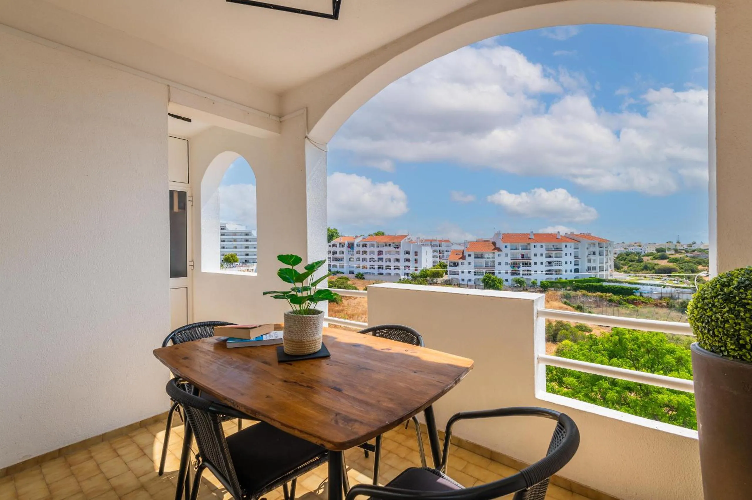 Sea View Central Town 2 Bedroom Apartment 5 min from the Beach