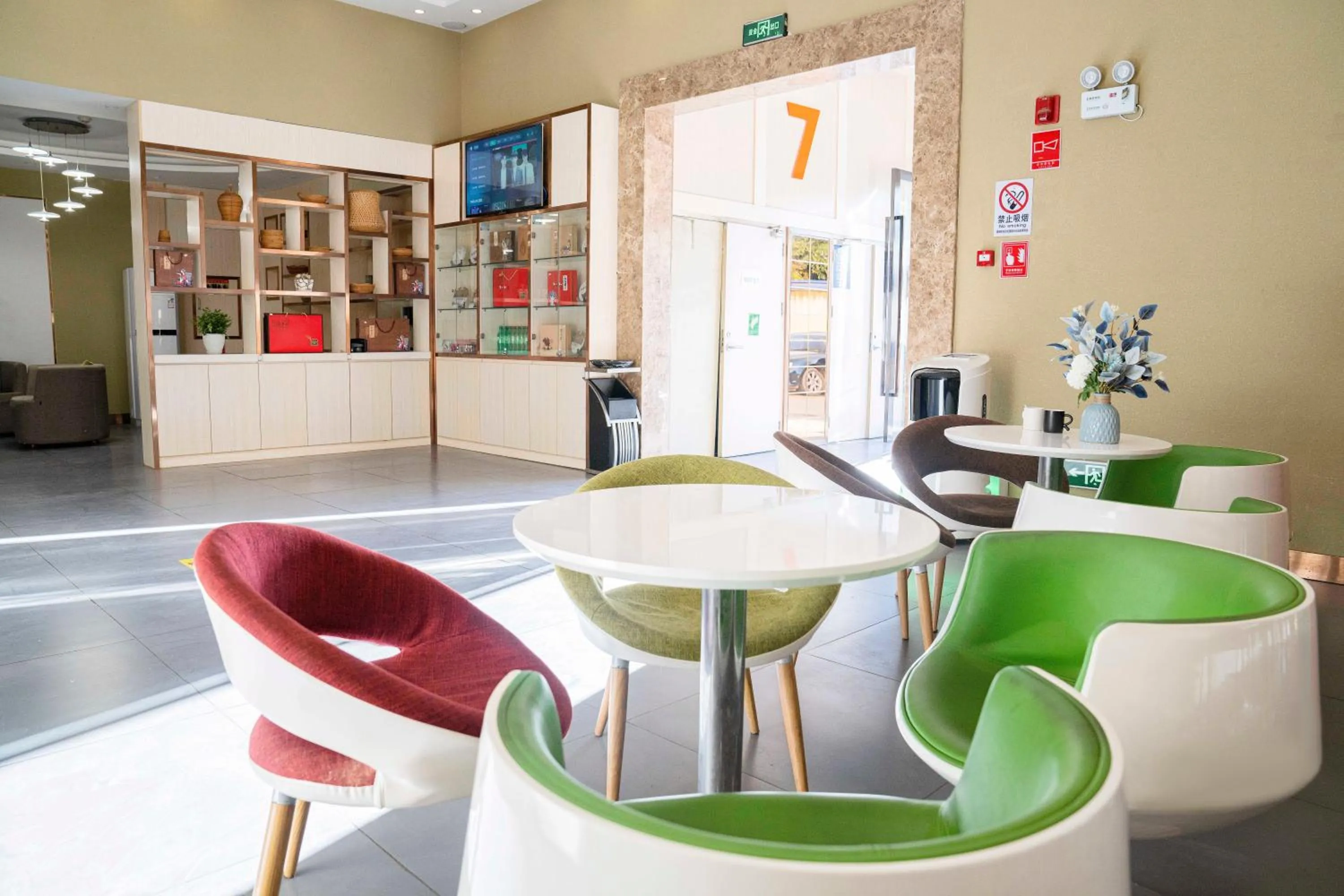 Seating area in 7 Days Premium - Kunming South High Speed Railway Station University Town Metro Station