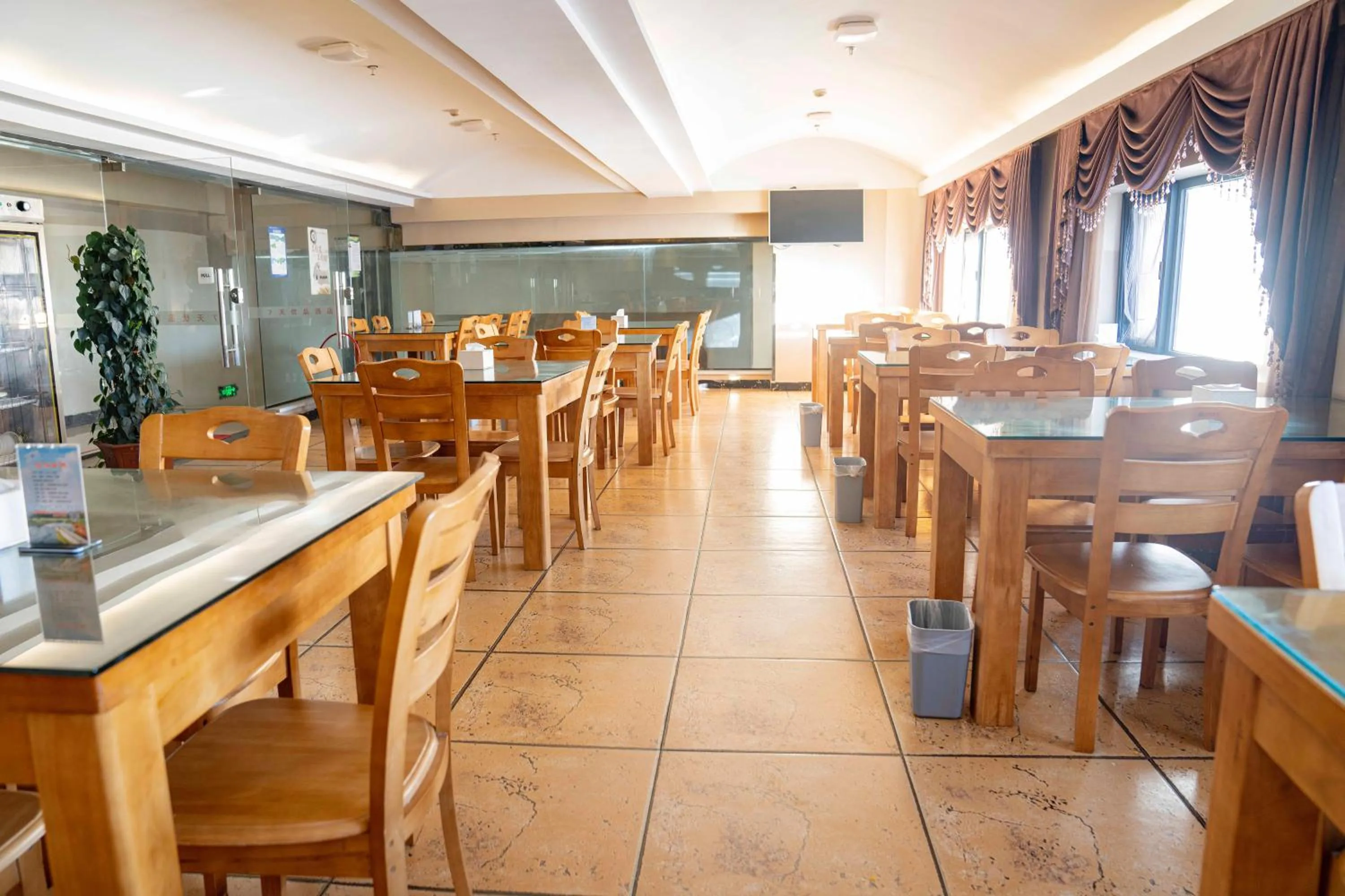 Restaurant/places to eat in 7 Days Premium - Kunming South High Speed Railway Station University Town Metro Station