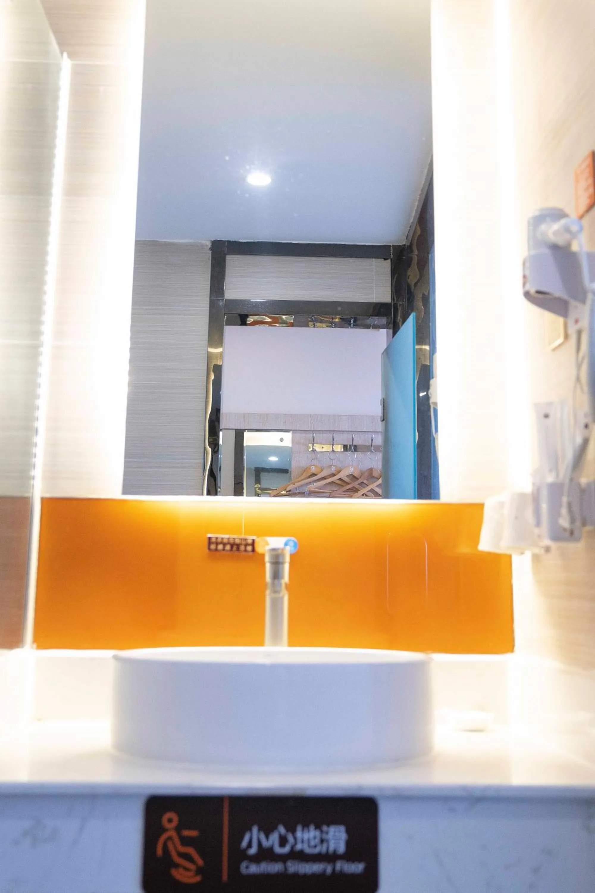 Toilet in 7 Days Premium - Kunming South High Speed Railway Station University Town Metro Station