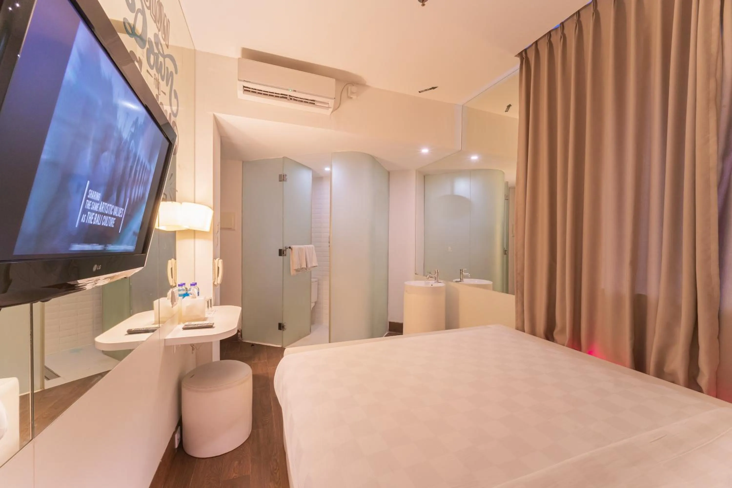 Photo of the whole room, Bed in J Icon Hip Hotel