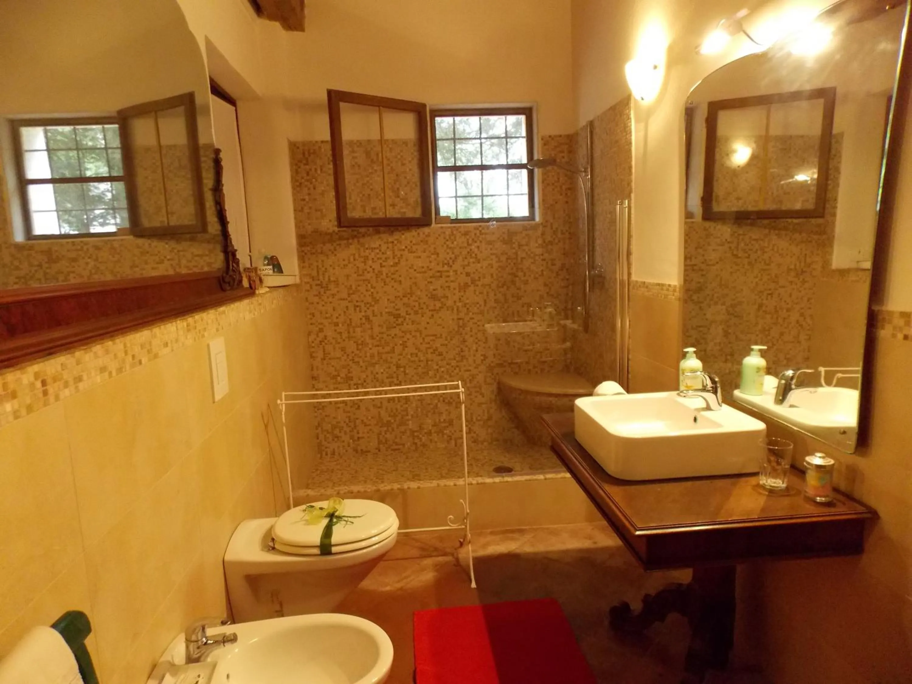 Shower in Bed and Breakfast di Charme La Bonarella