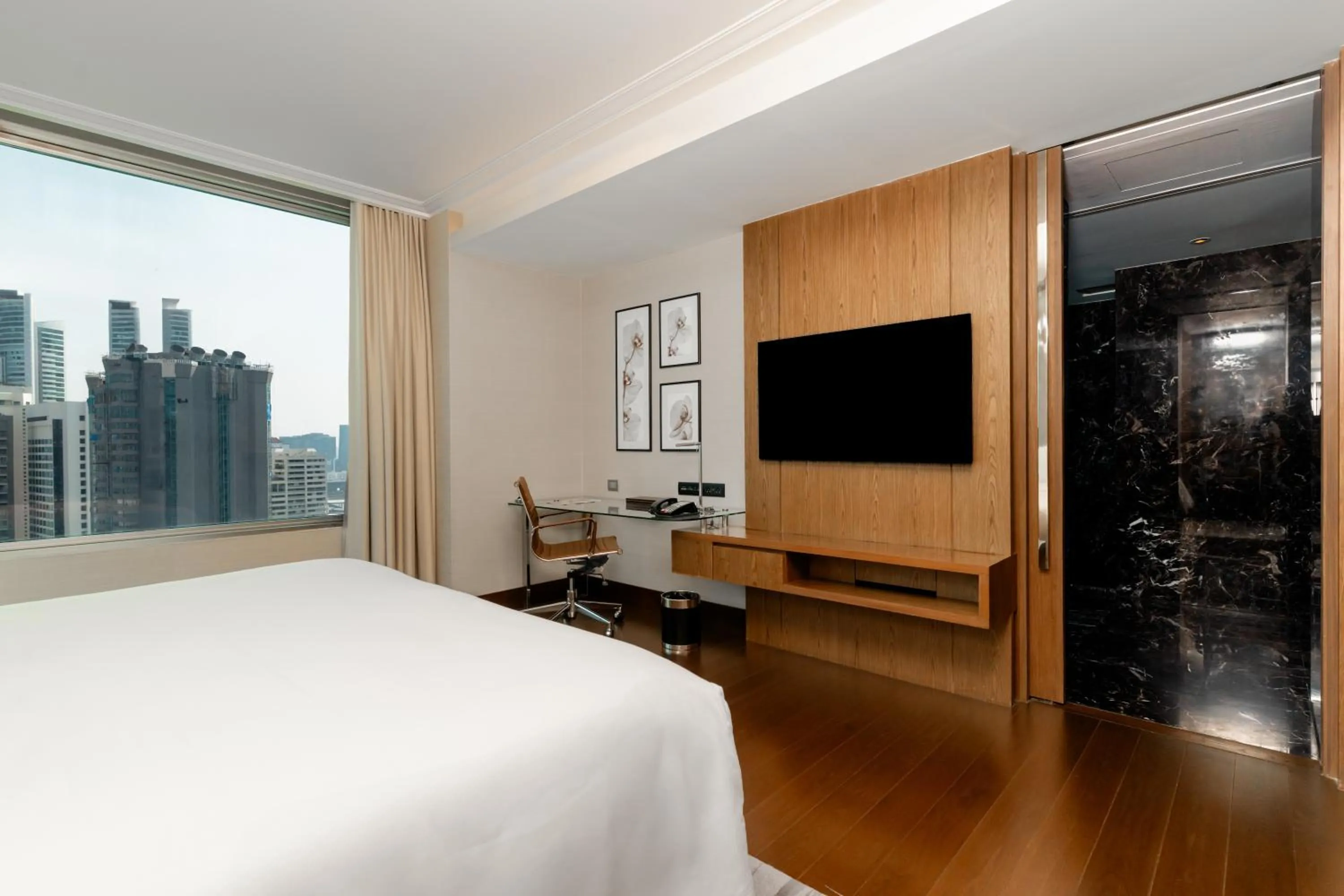 Bedroom, Bed in Radisson Blu Plaza Bangkok