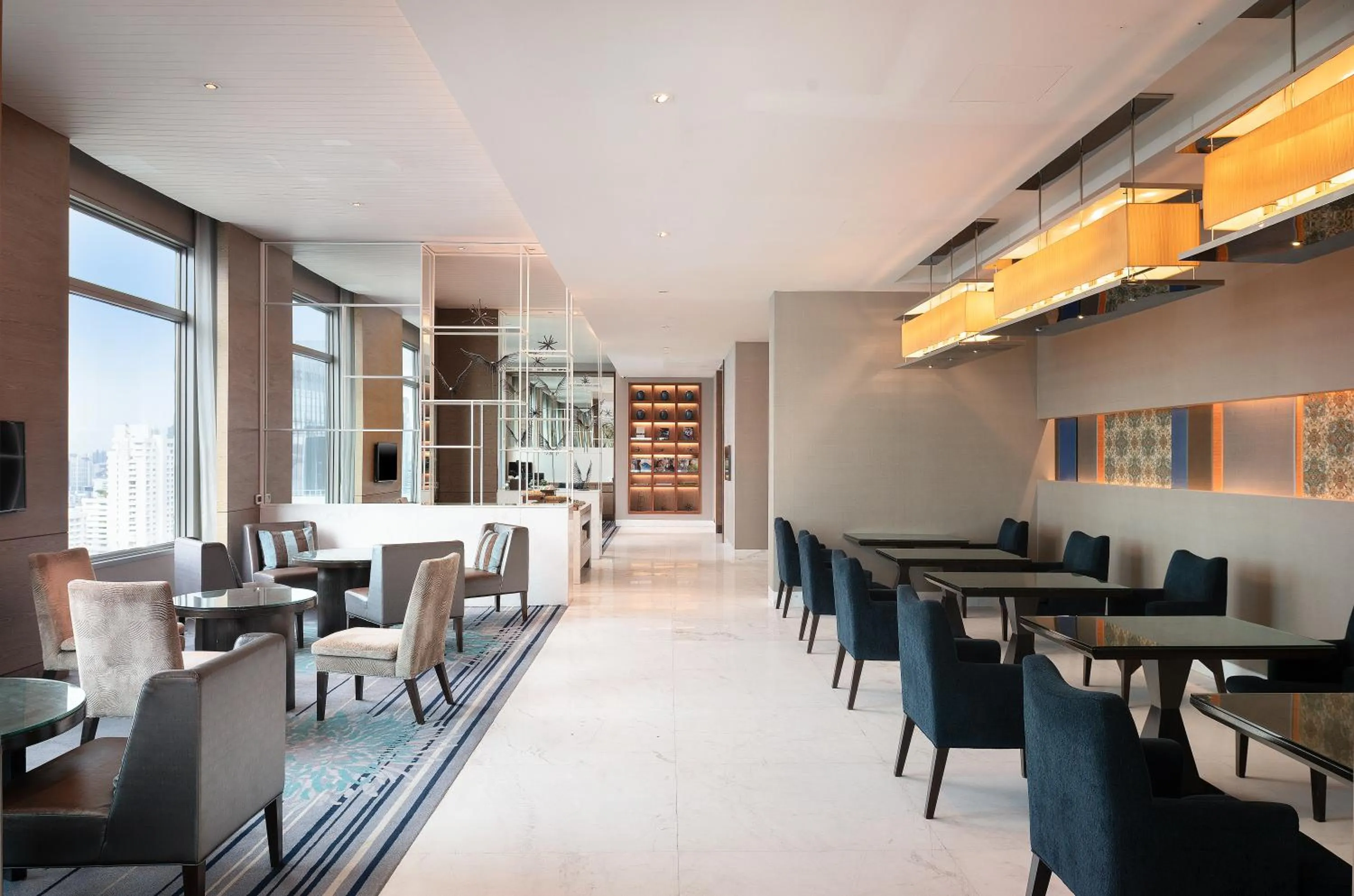 Lounge or bar in Radisson Blu Plaza Bangkok