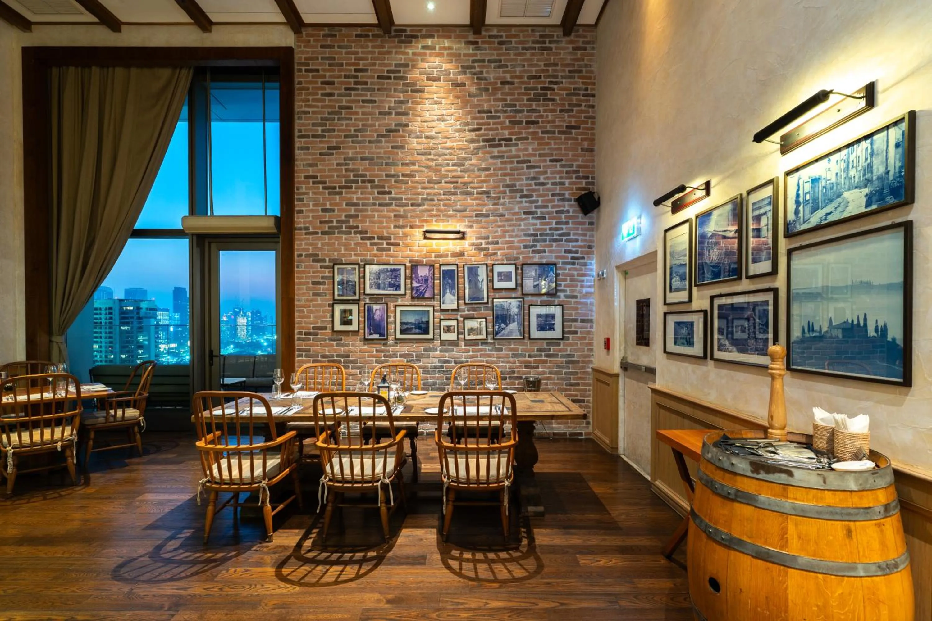 Restaurant/places to eat in Radisson Blu Plaza Bangkok