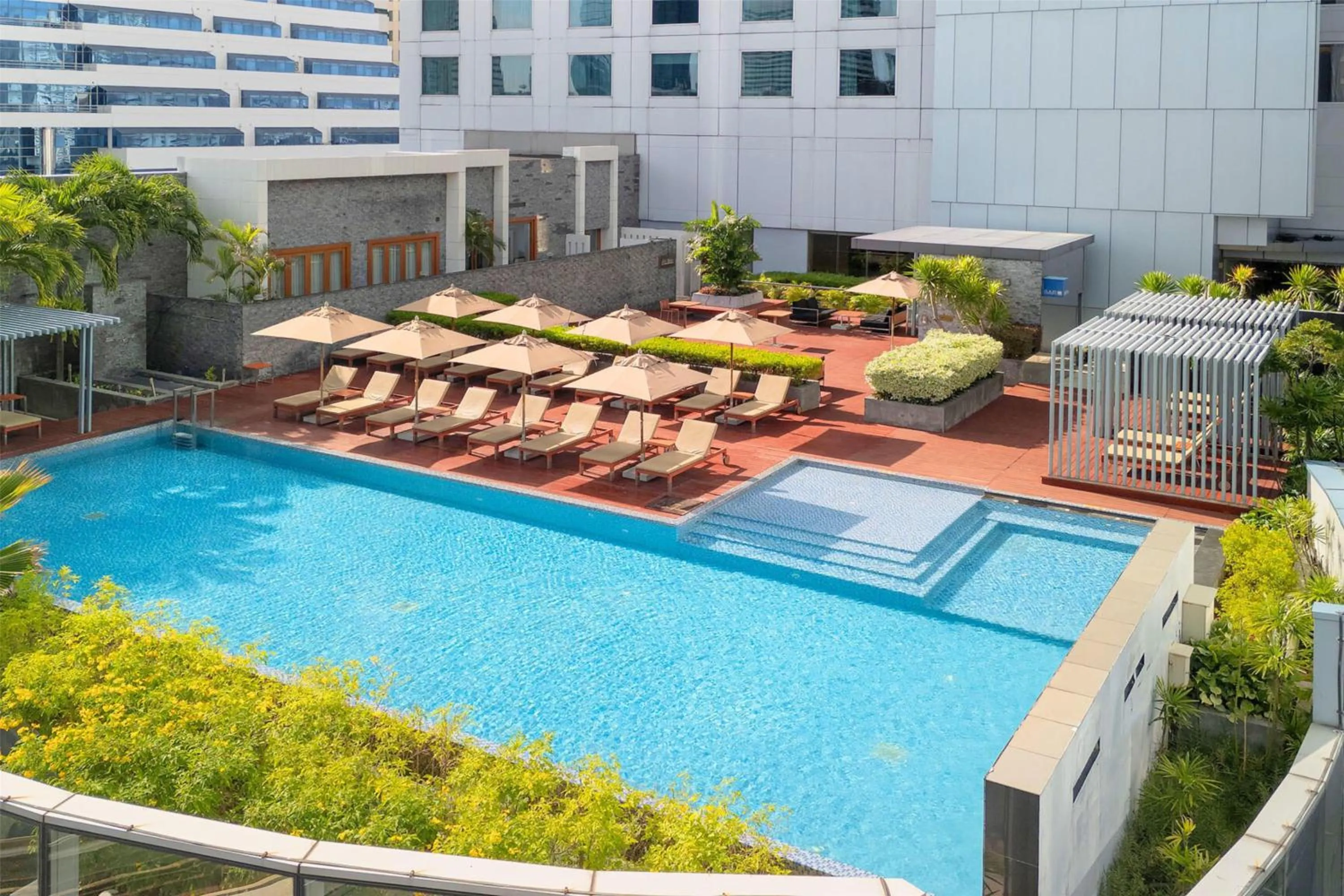 Lounge or bar in Radisson Blu Plaza Bangkok