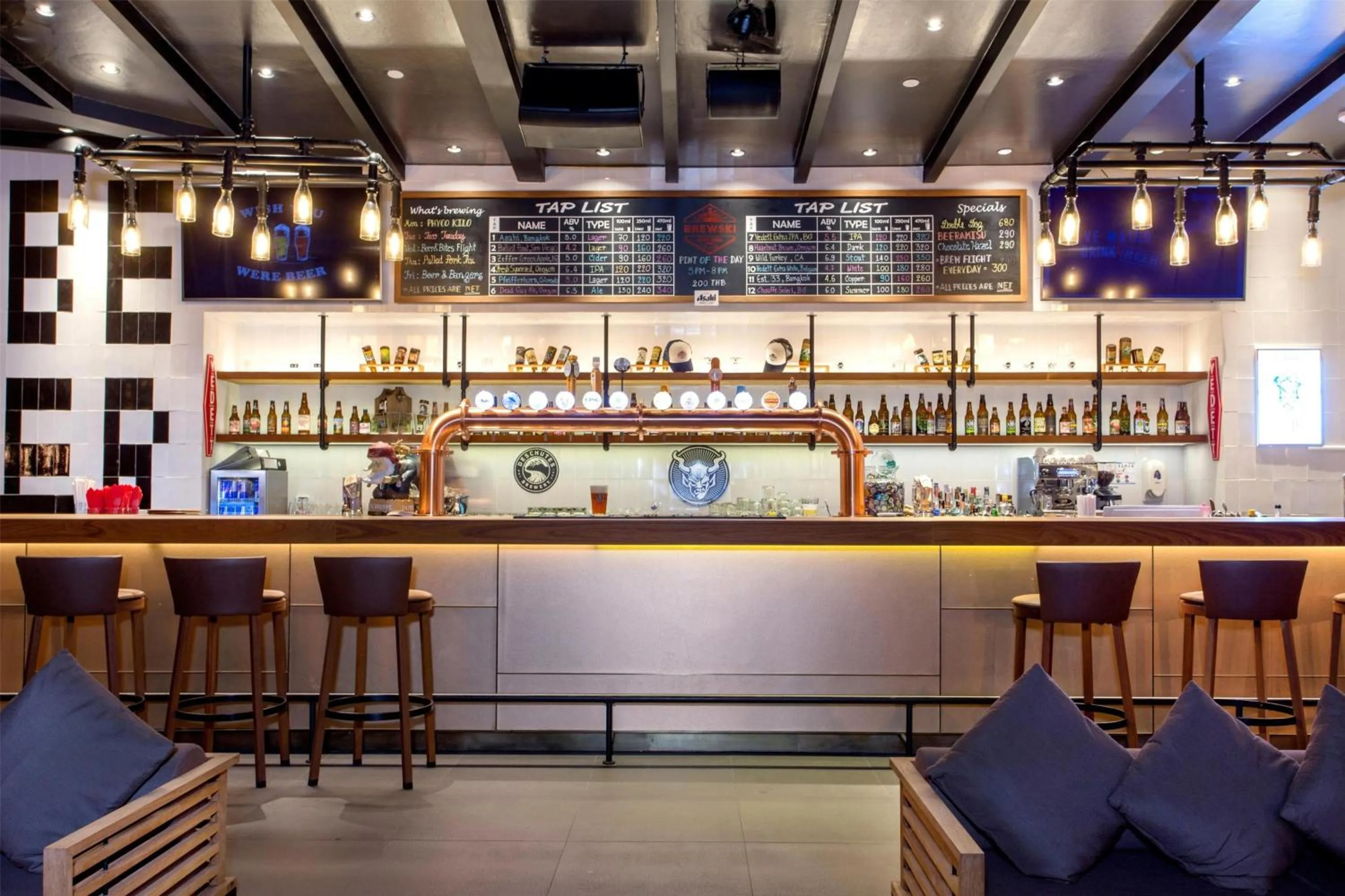 Lounge or bar in Radisson Blu Plaza Bangkok