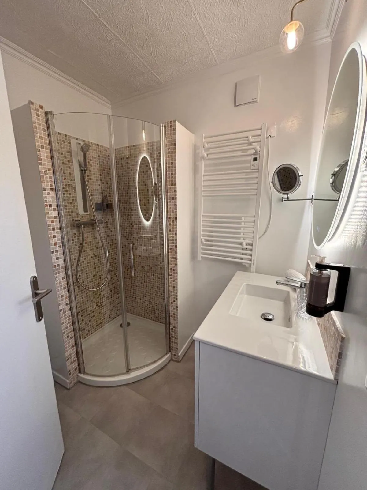 Shower in La Bastide Gourmande