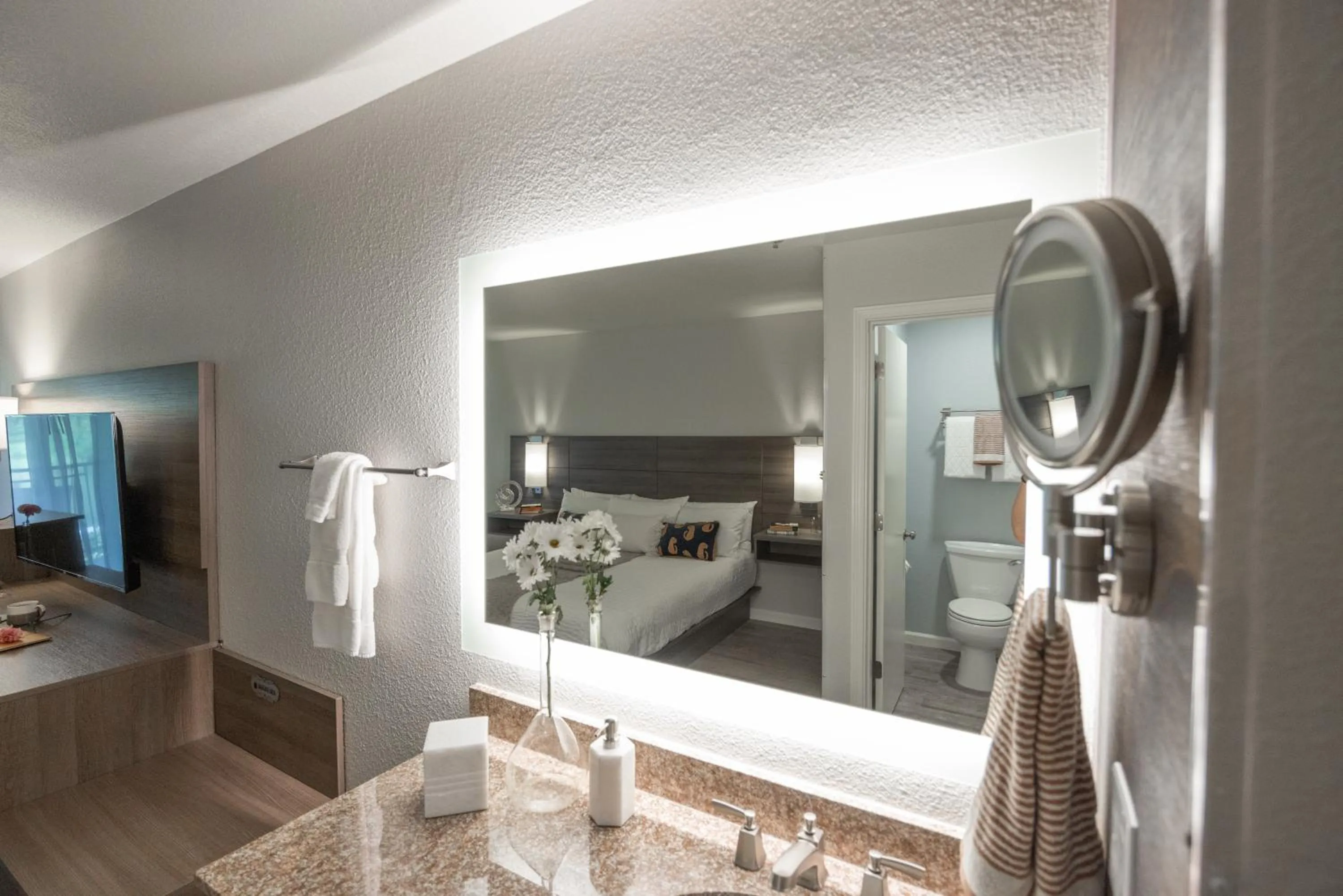 towels, Bed in Lewis River Inn