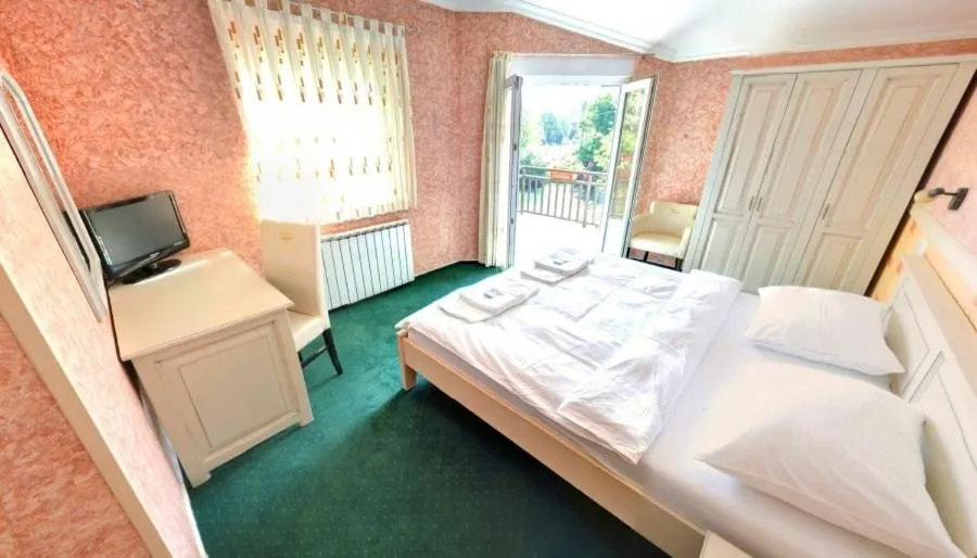 Bedroom, Bed in Motel Most