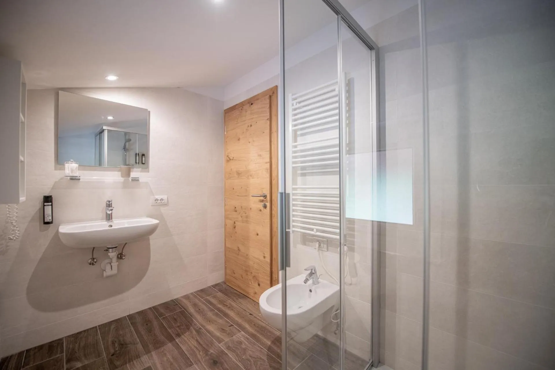 Shower in Hotel Lago della Creta