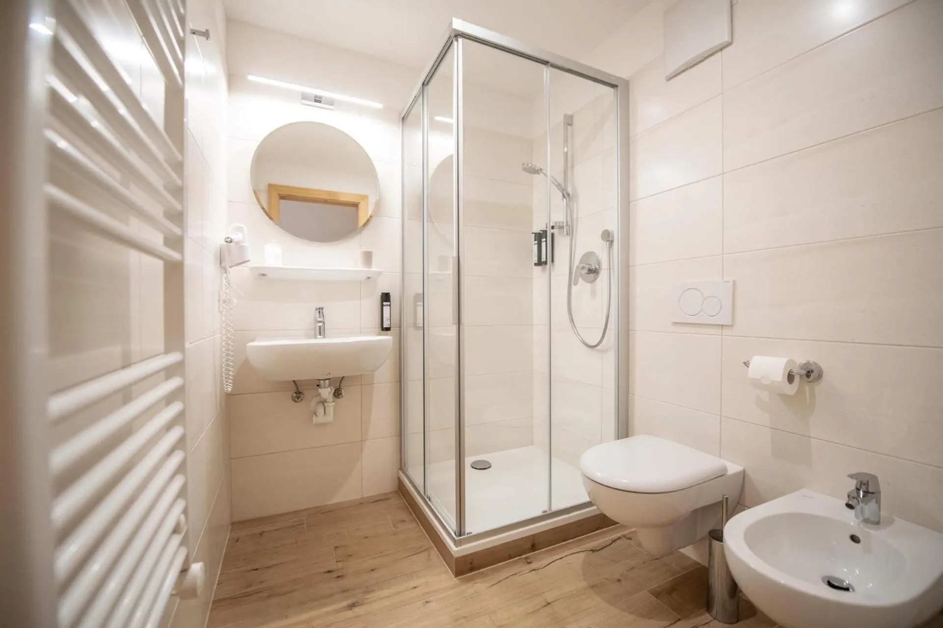 Shower in Hotel Lago della Creta