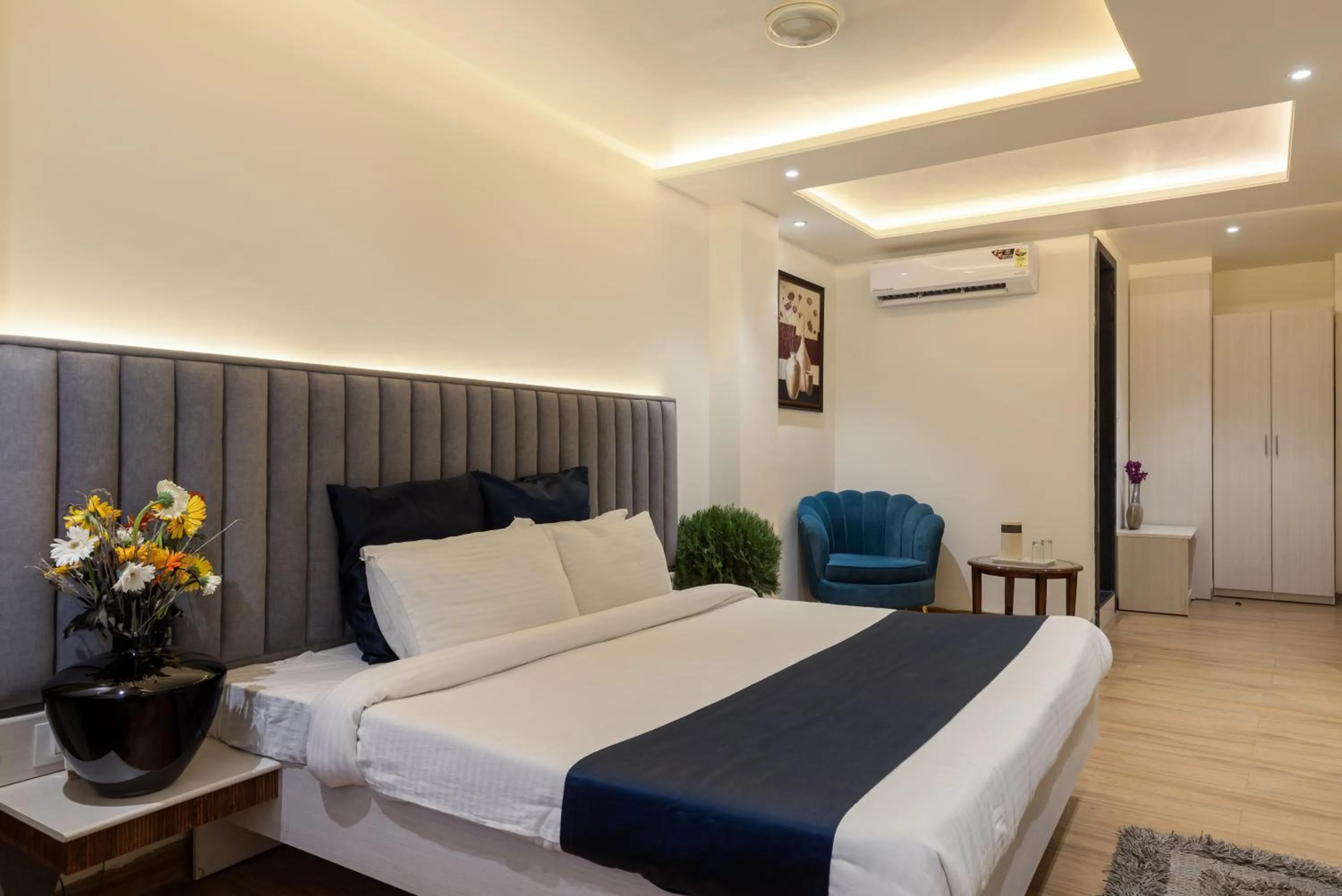 Bed in Hotel Meghdoot, Bhopal