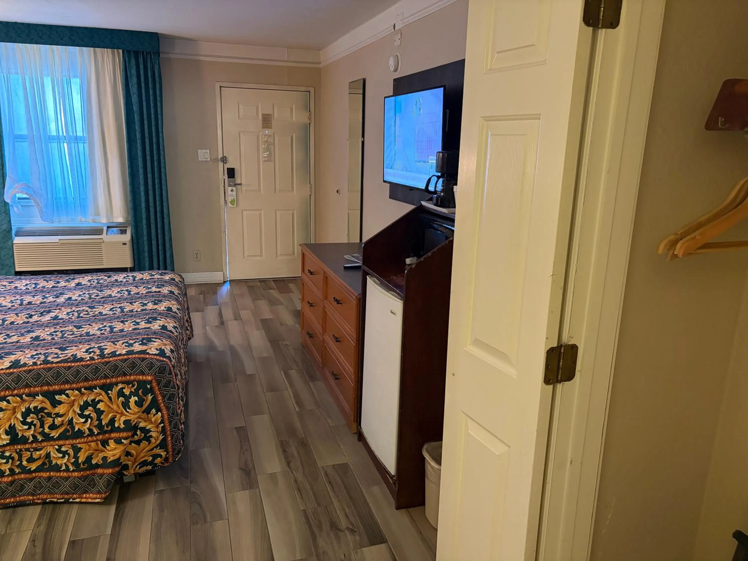 Bed in America's Inn Houston/Stafford /Sugarland