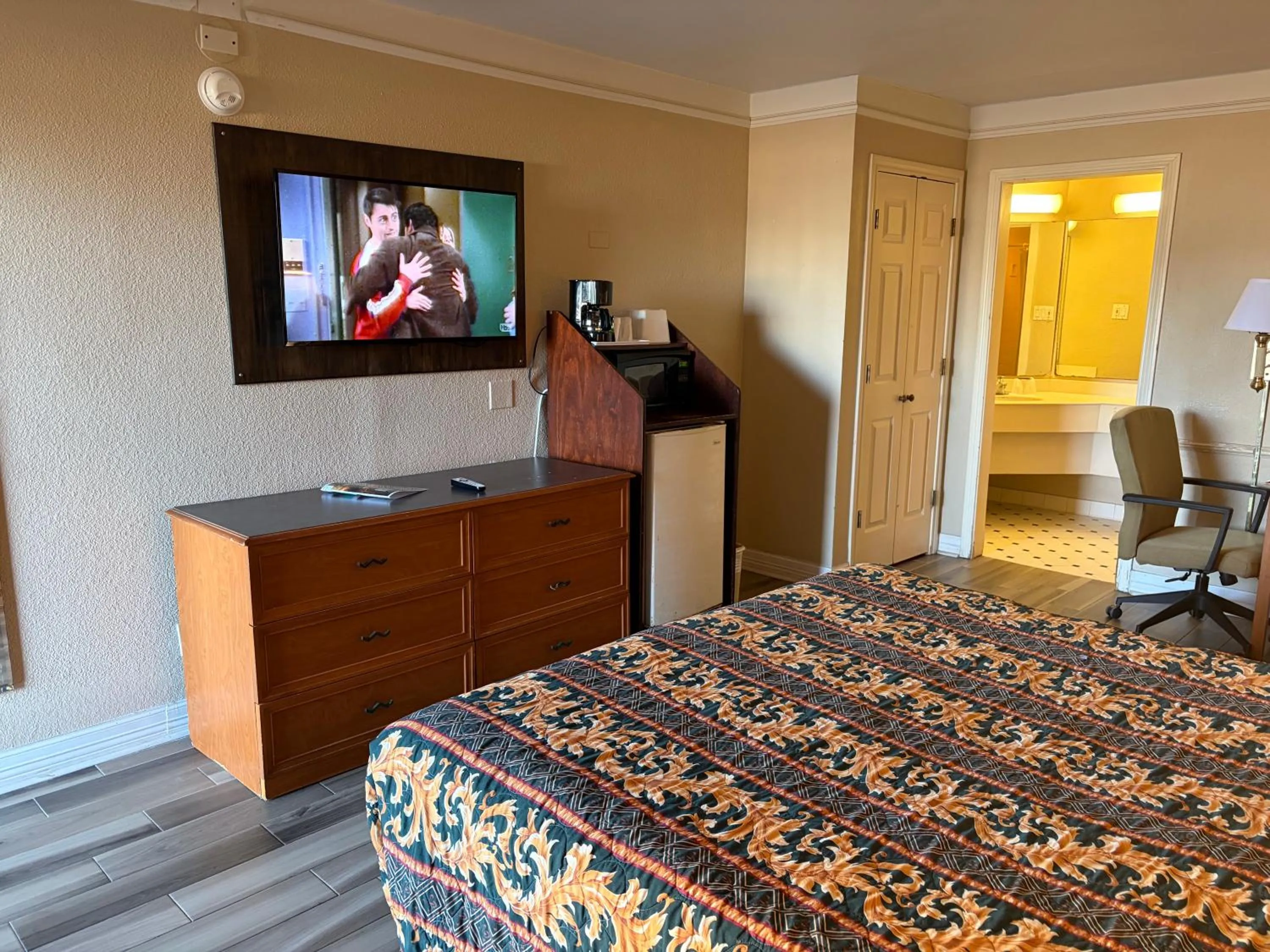 Bed in America's Inn Houston/Stafford /Sugarland