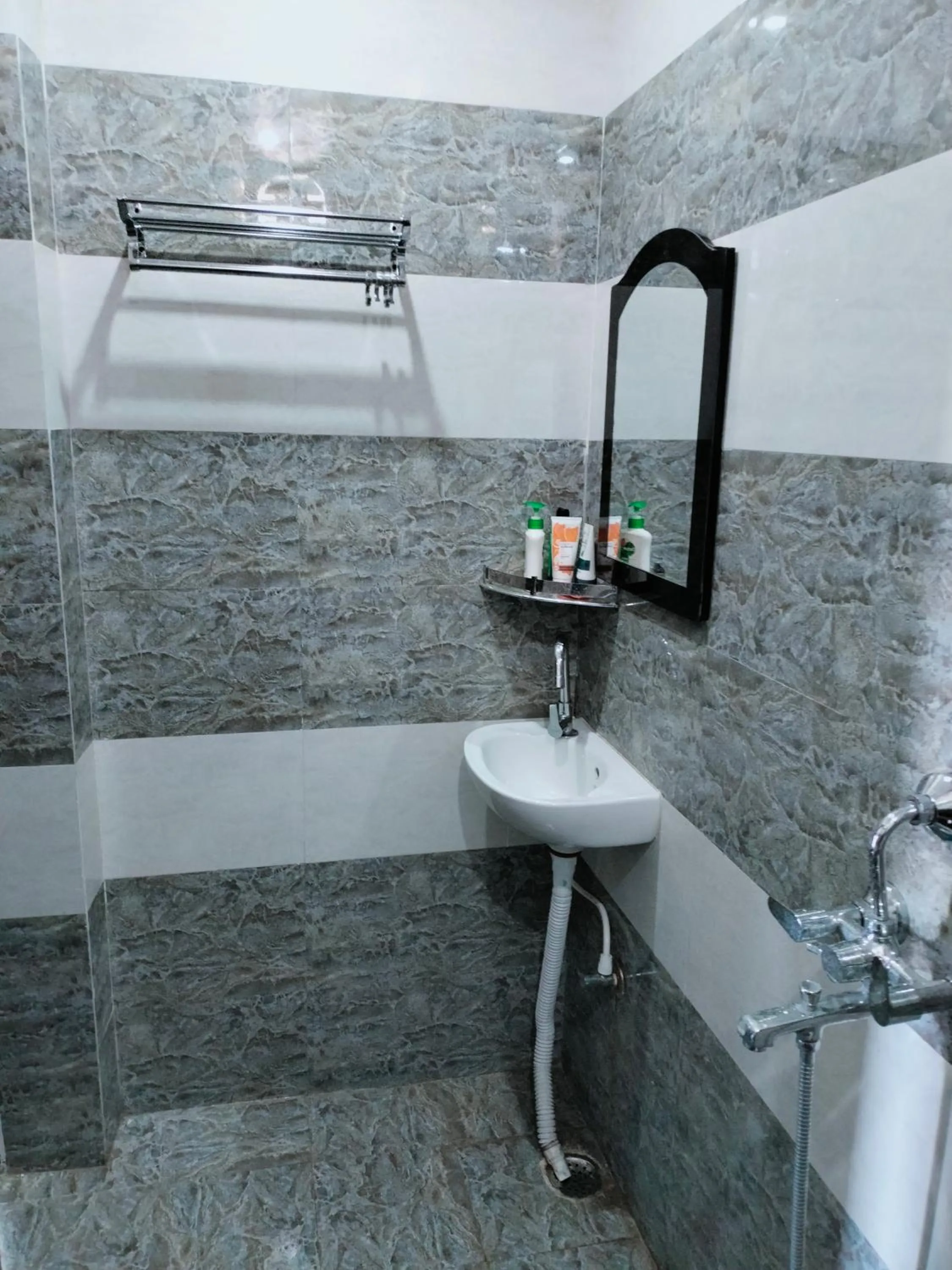 Shower in HOTEL DIAMANT INN