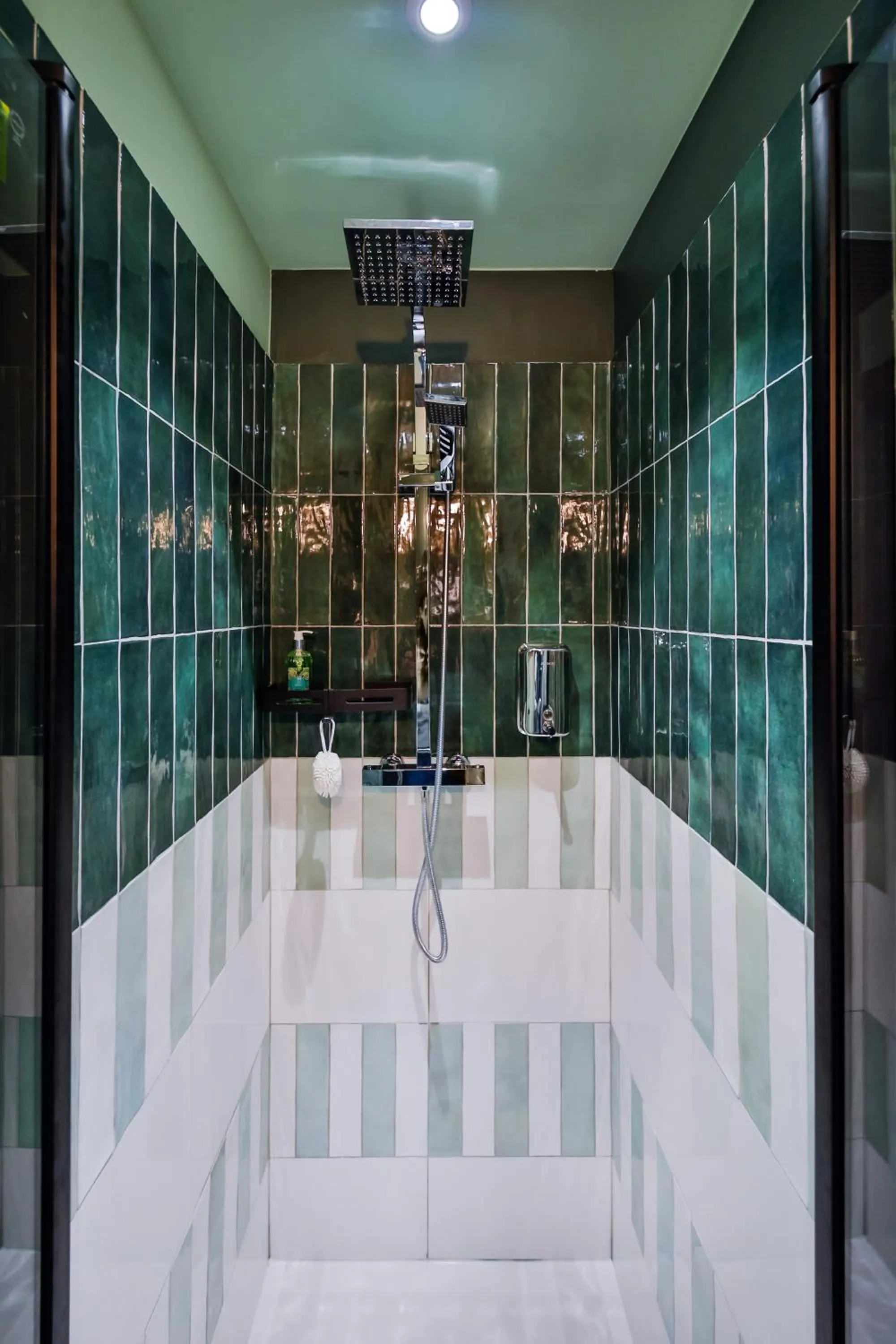 Shower in WS Louvre - Saint-Roch