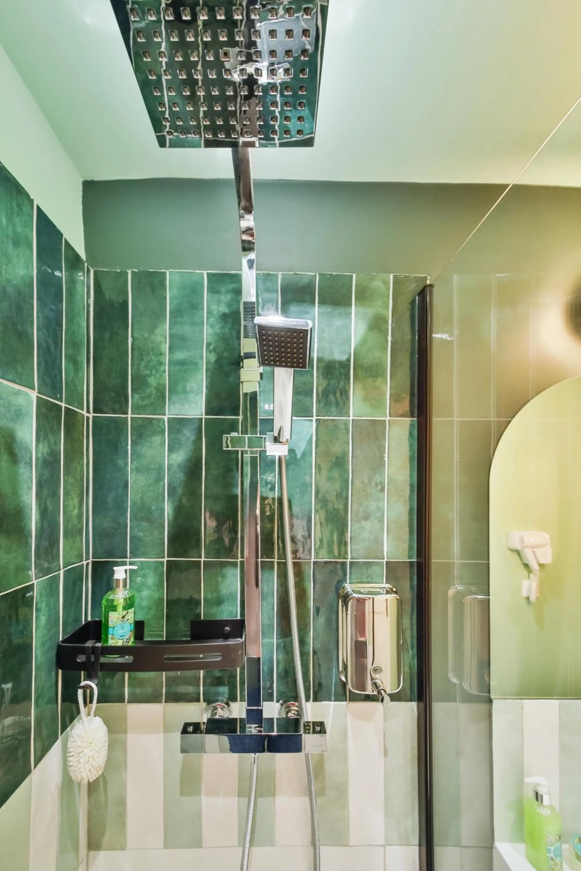 Shower in WS Louvre - Saint-Roch
