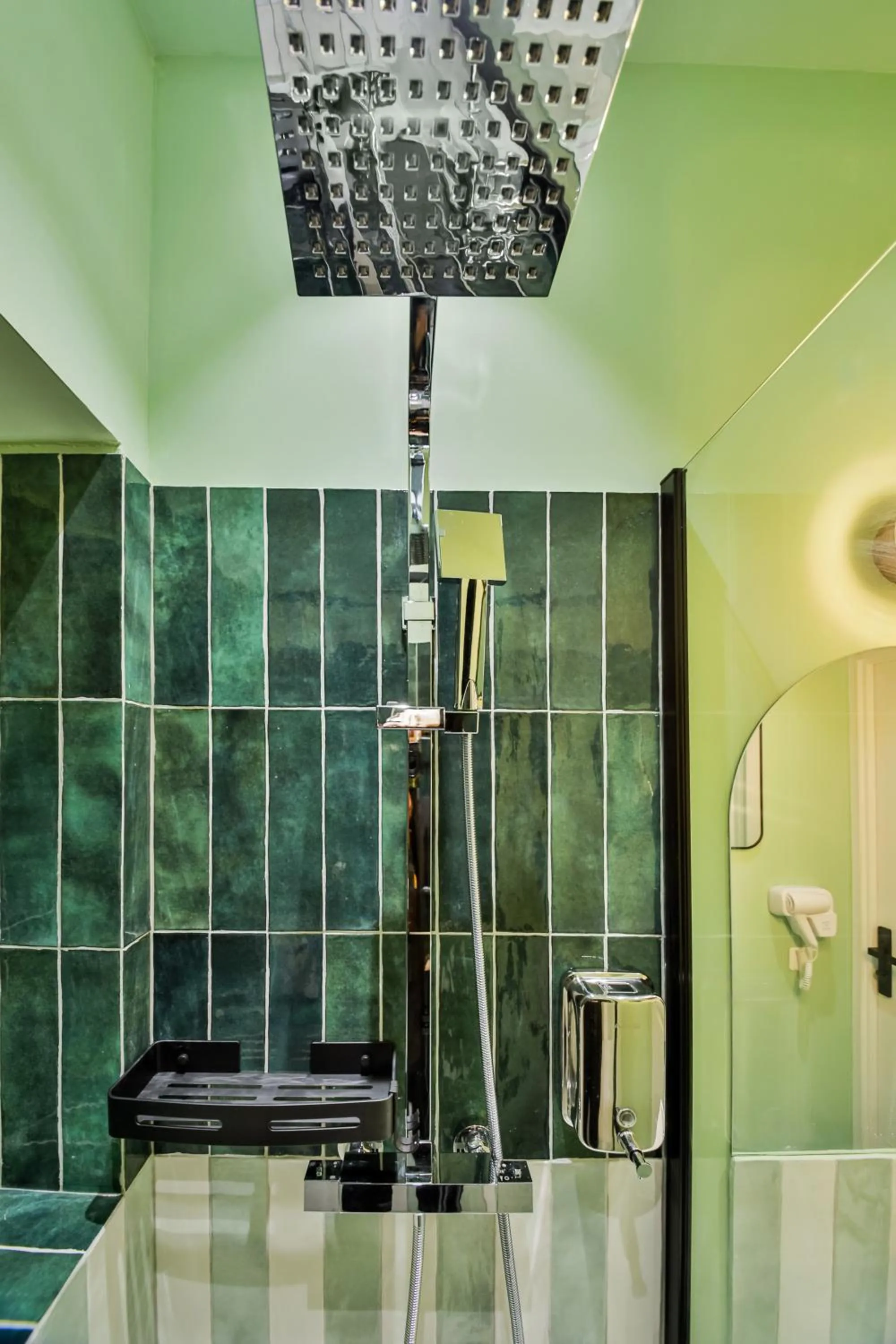 Shower in WS Louvre - Saint-Roch