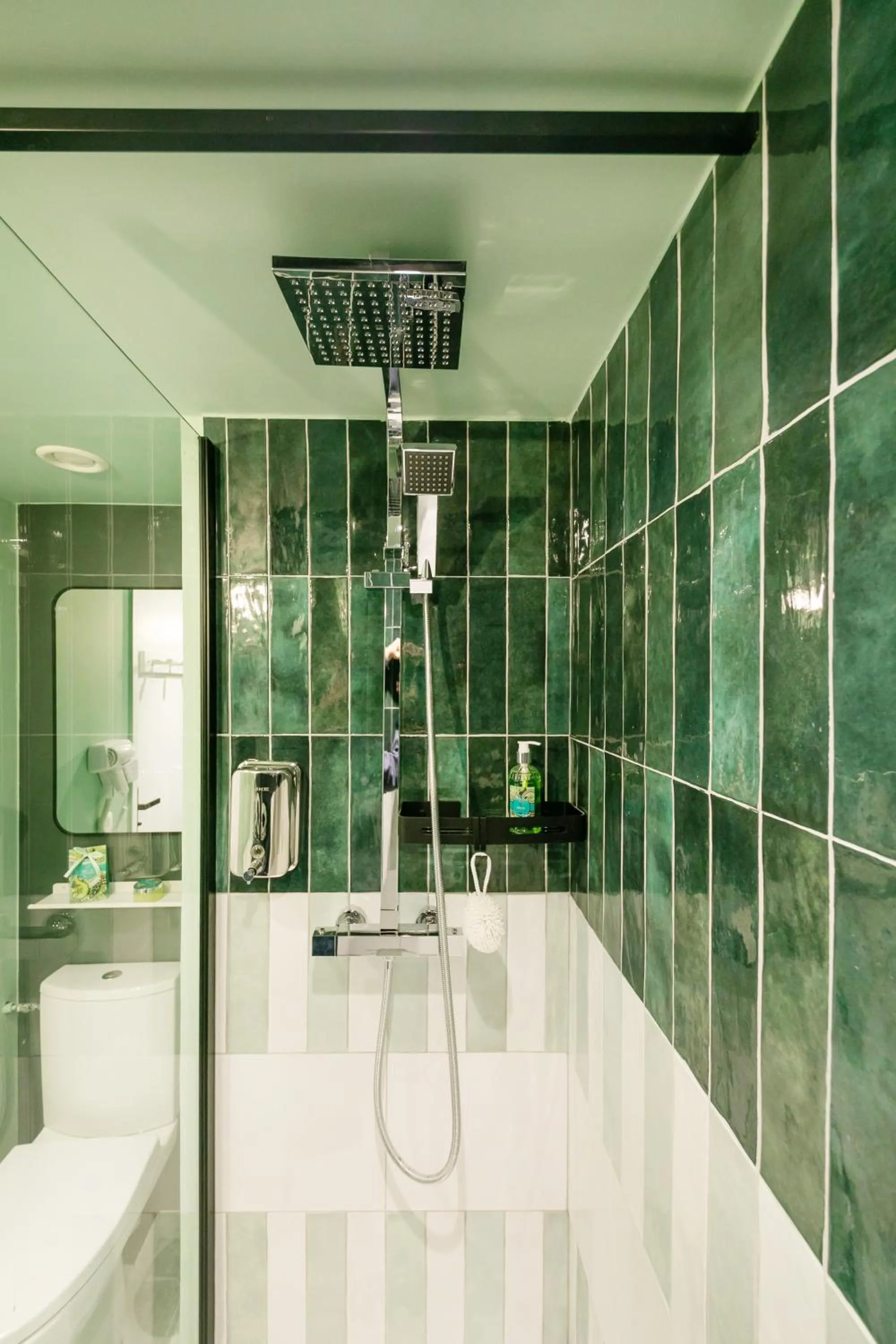 Shower in WS Louvre - Saint-Roch