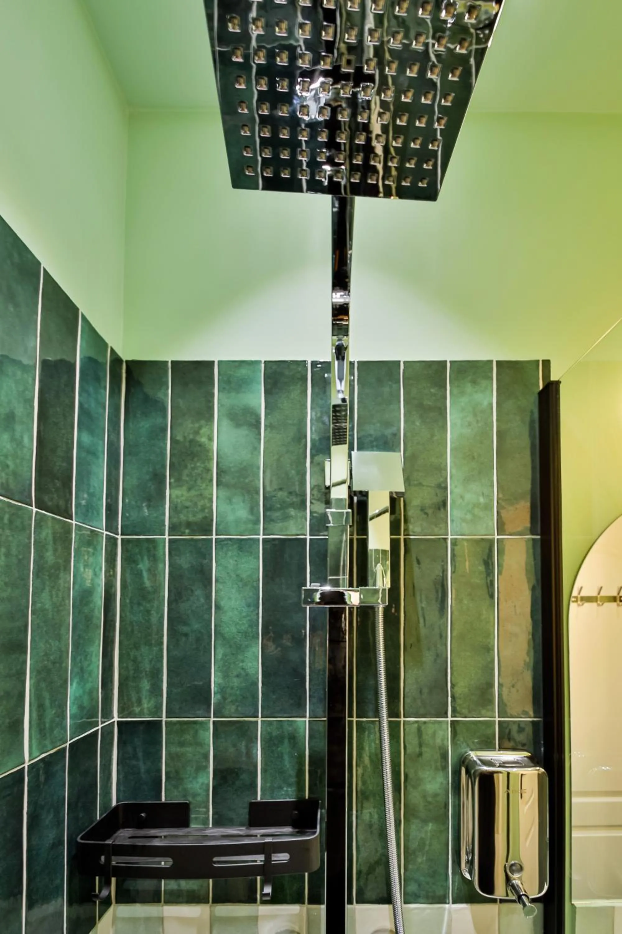 Shower in WS Louvre - Saint-Roch