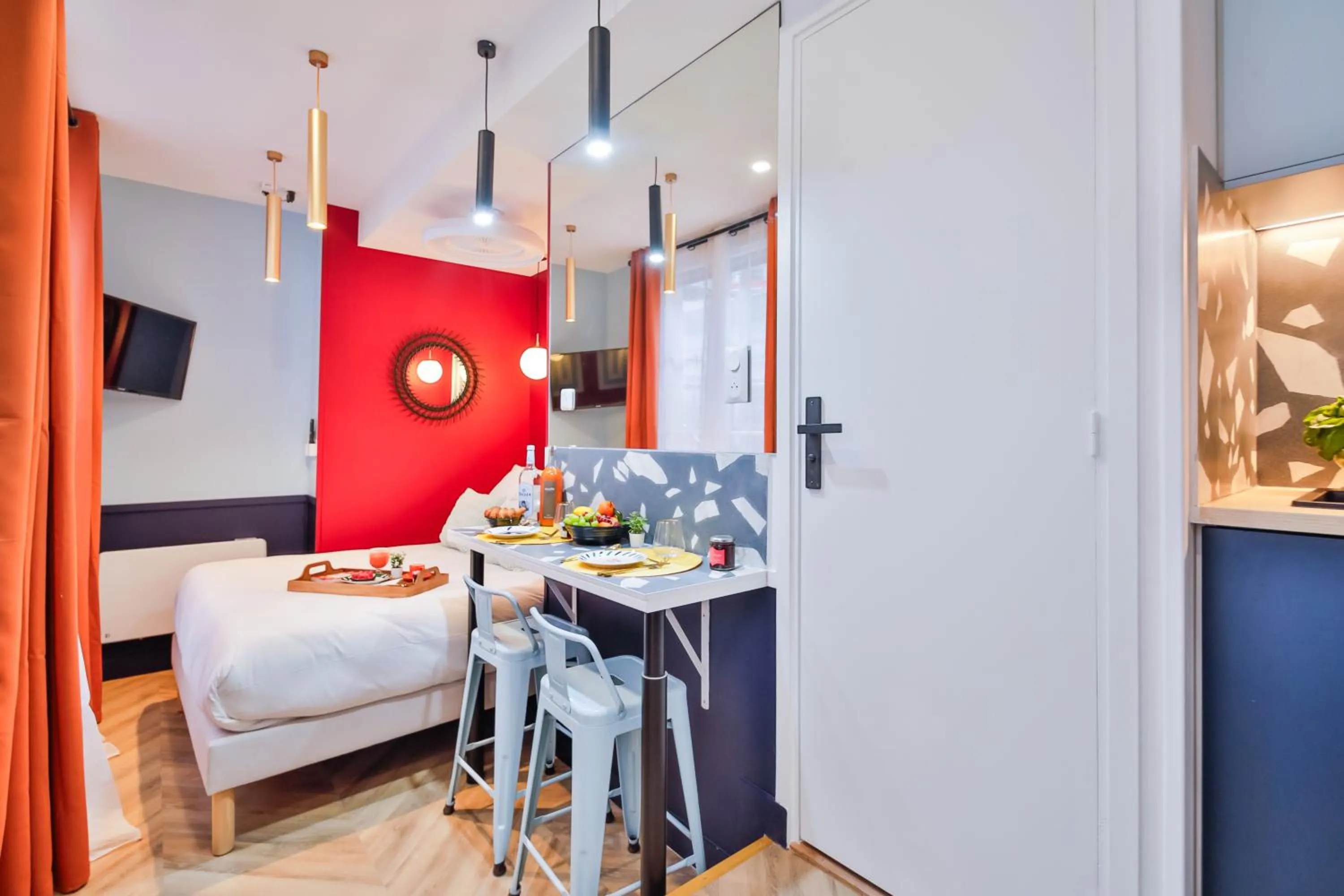 Photo of the whole room, Bed in WS Louvre - Saint-Roch