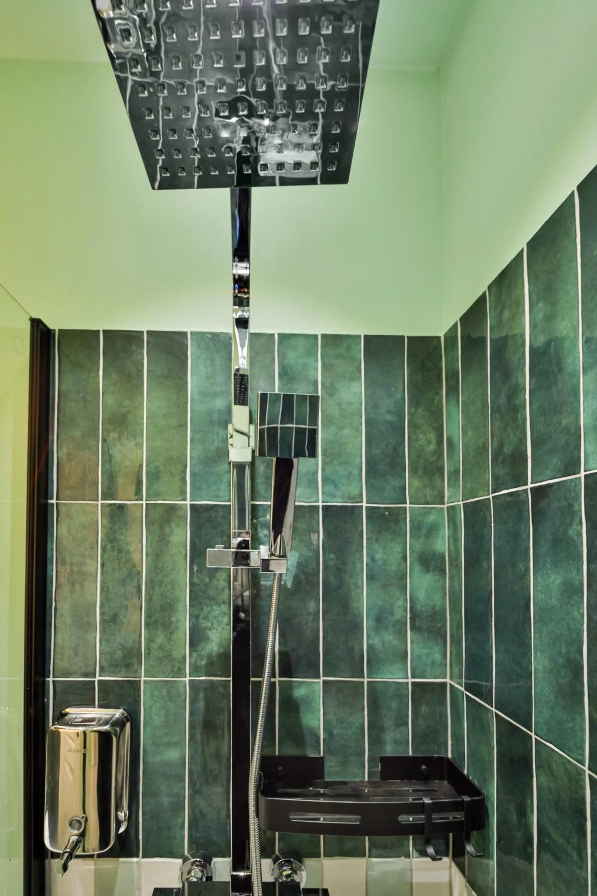 Shower in WS Louvre - Saint-Roch