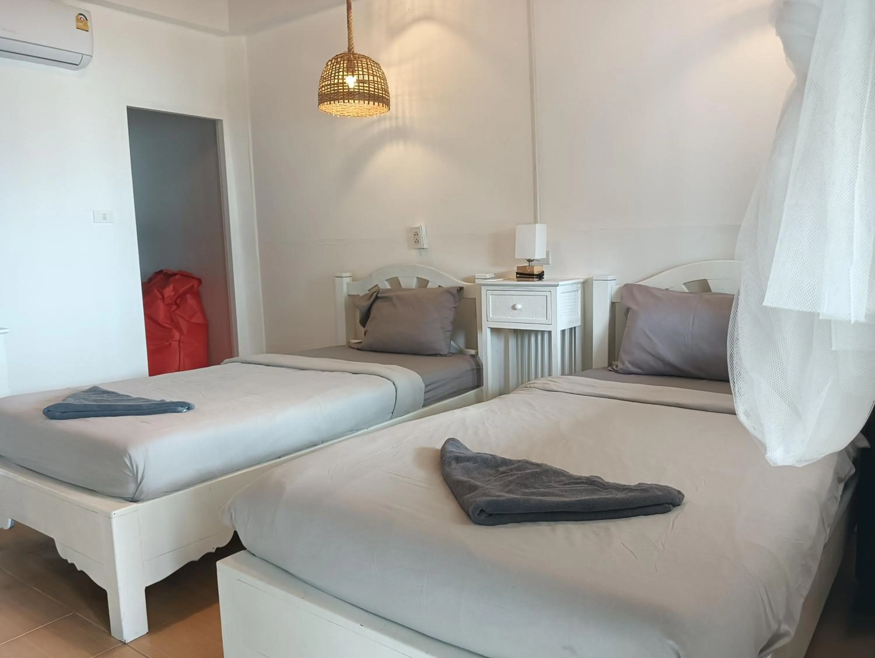 Bedroom, Bed in Cliff Cottage