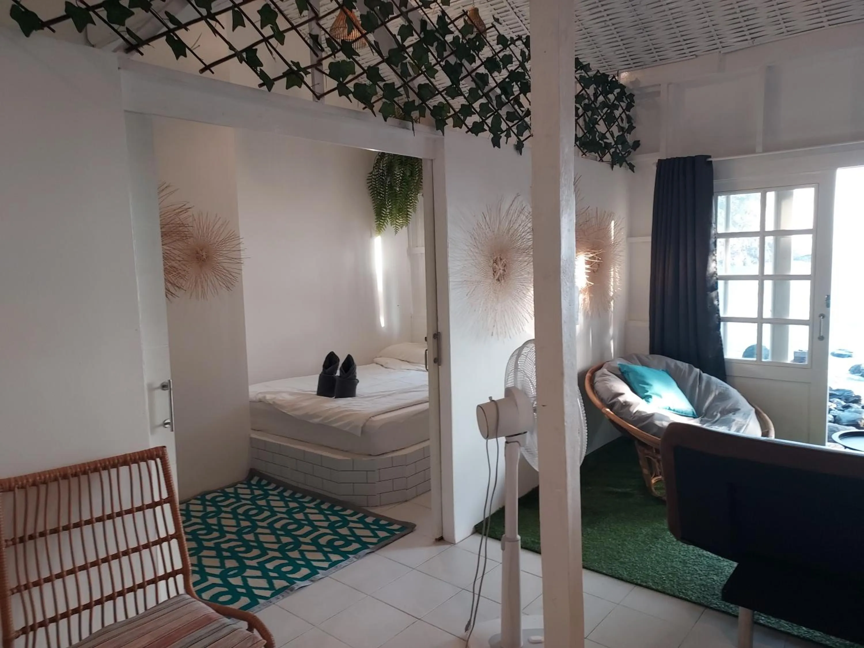 Living room, Bed in Cliff Cottage