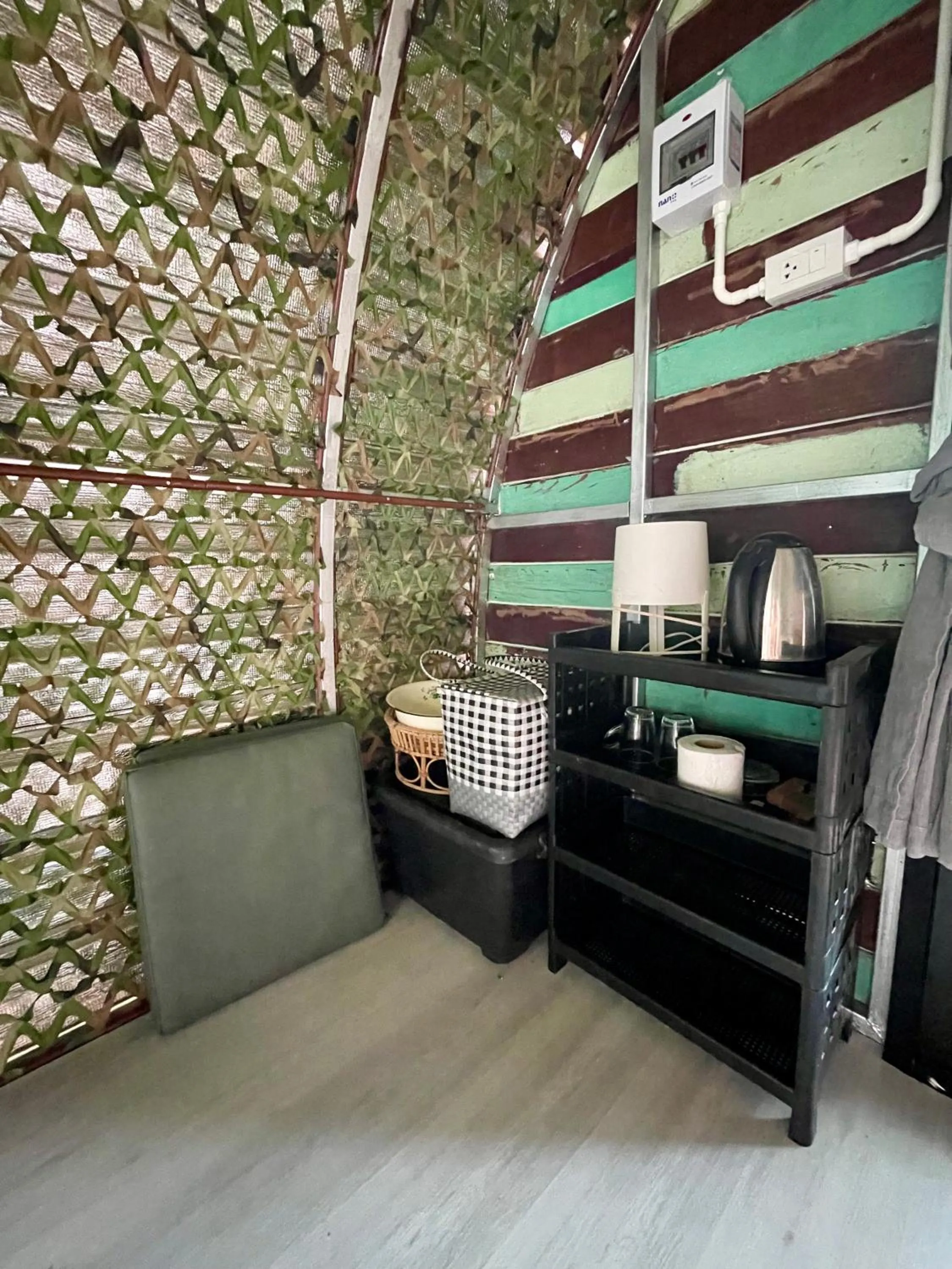 Coffee/tea facilities in Cliff Cottage