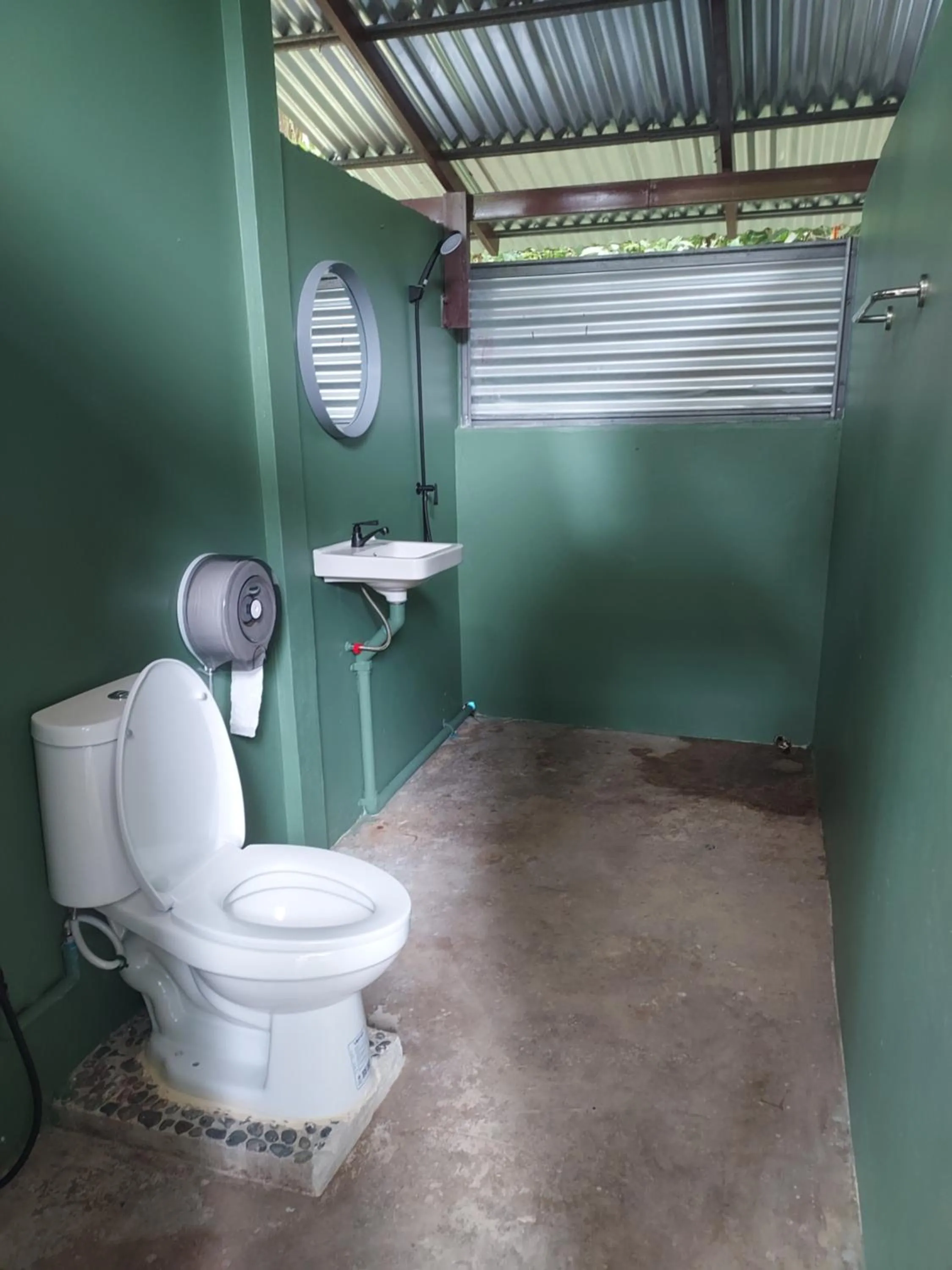 Public Bath in Cliff Cottage