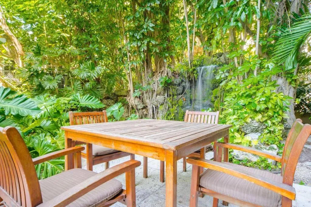 Relaxing Condo Hotel In The Grove, Free Parking